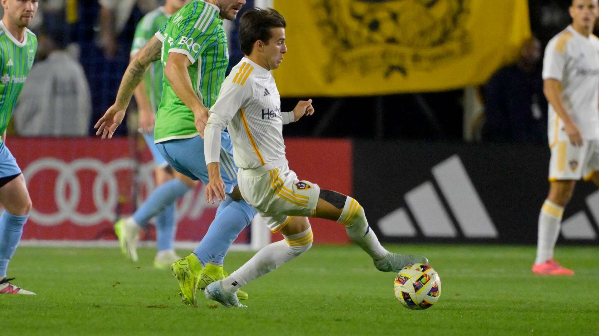 LA Galaxy star Puig sustains torn ACL, out for MLS Cup  