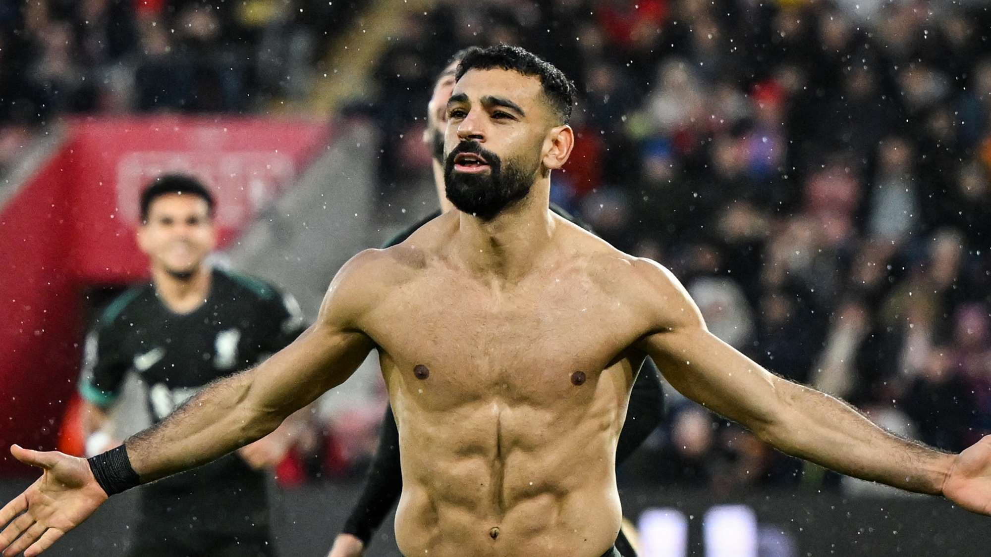 Redknapp bizarrely fawns over Salah's abs  