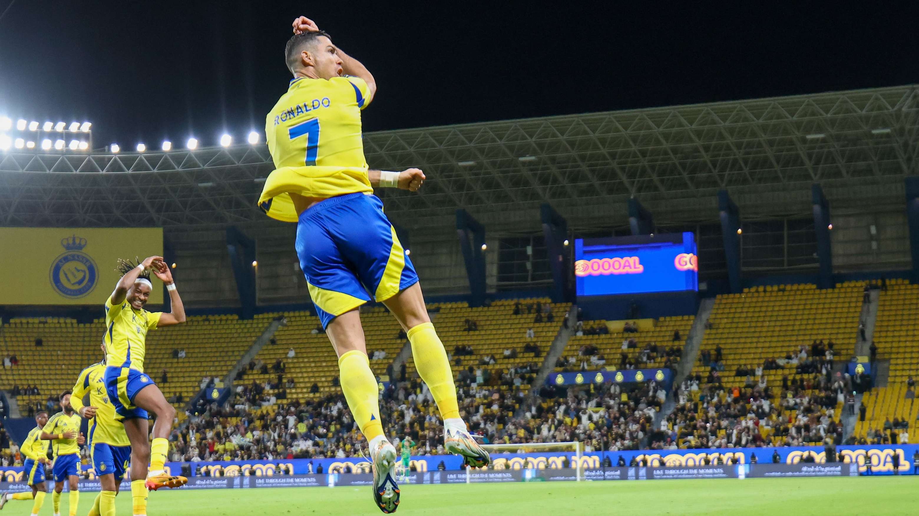📽️ | How to Siuuu! Ronaldo teaches MrBeast his iconic celebration  