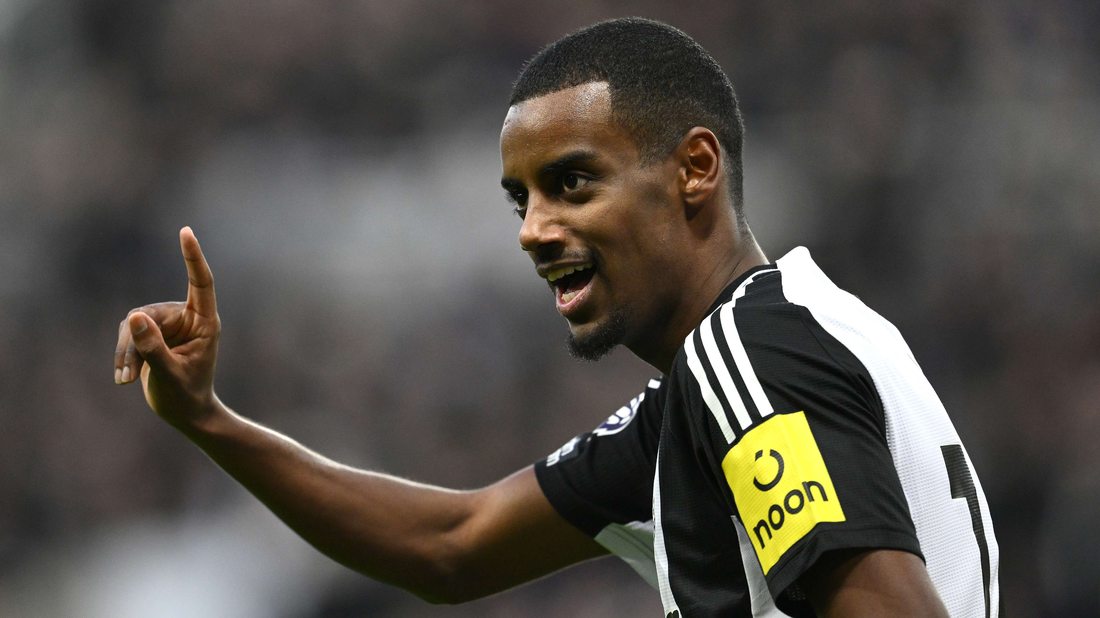 Newcastle slap huge £150m price tag on Isak  