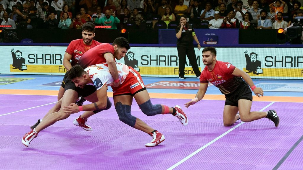 Bengaluru Bulls fight back to clinch tie against Gujarat Giants  