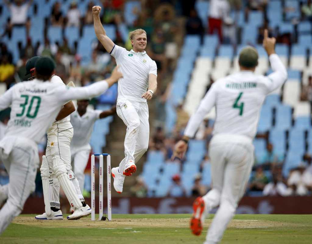 Bosch, Paterson trigger Pakistan's slide in opening session  