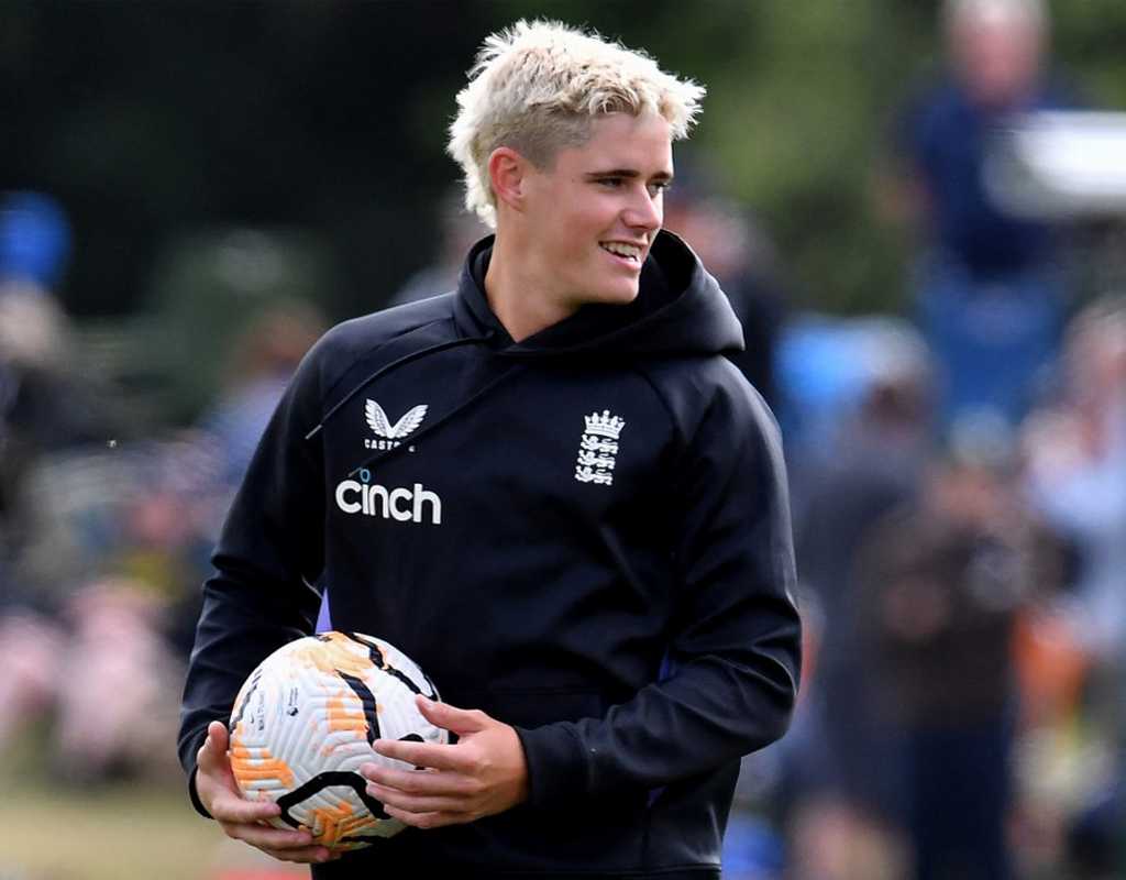 Jacob Bethell gains ECB Central Contract  