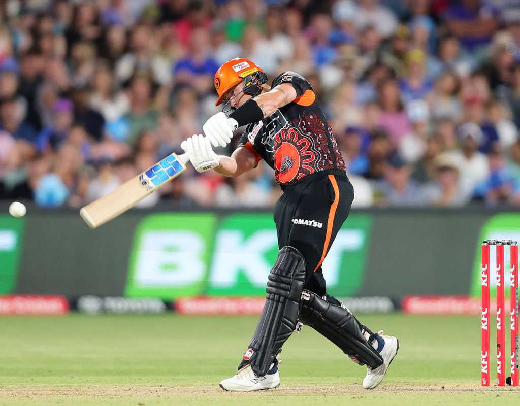 Allen, Connolly and bowlers extend Strikers' losing streak  