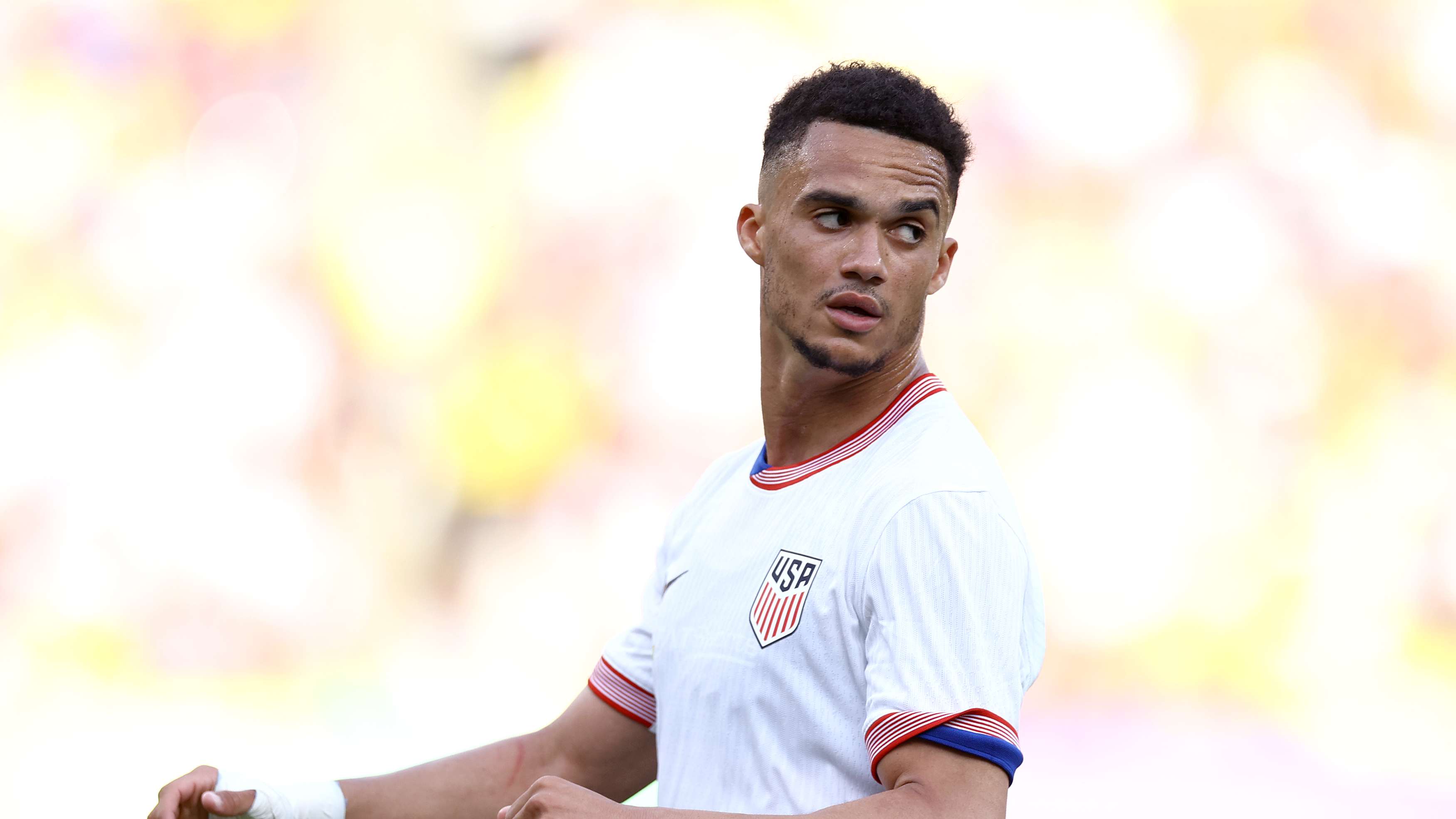 📽️ | Howard surprises Robinson with USMNT POTY honor  