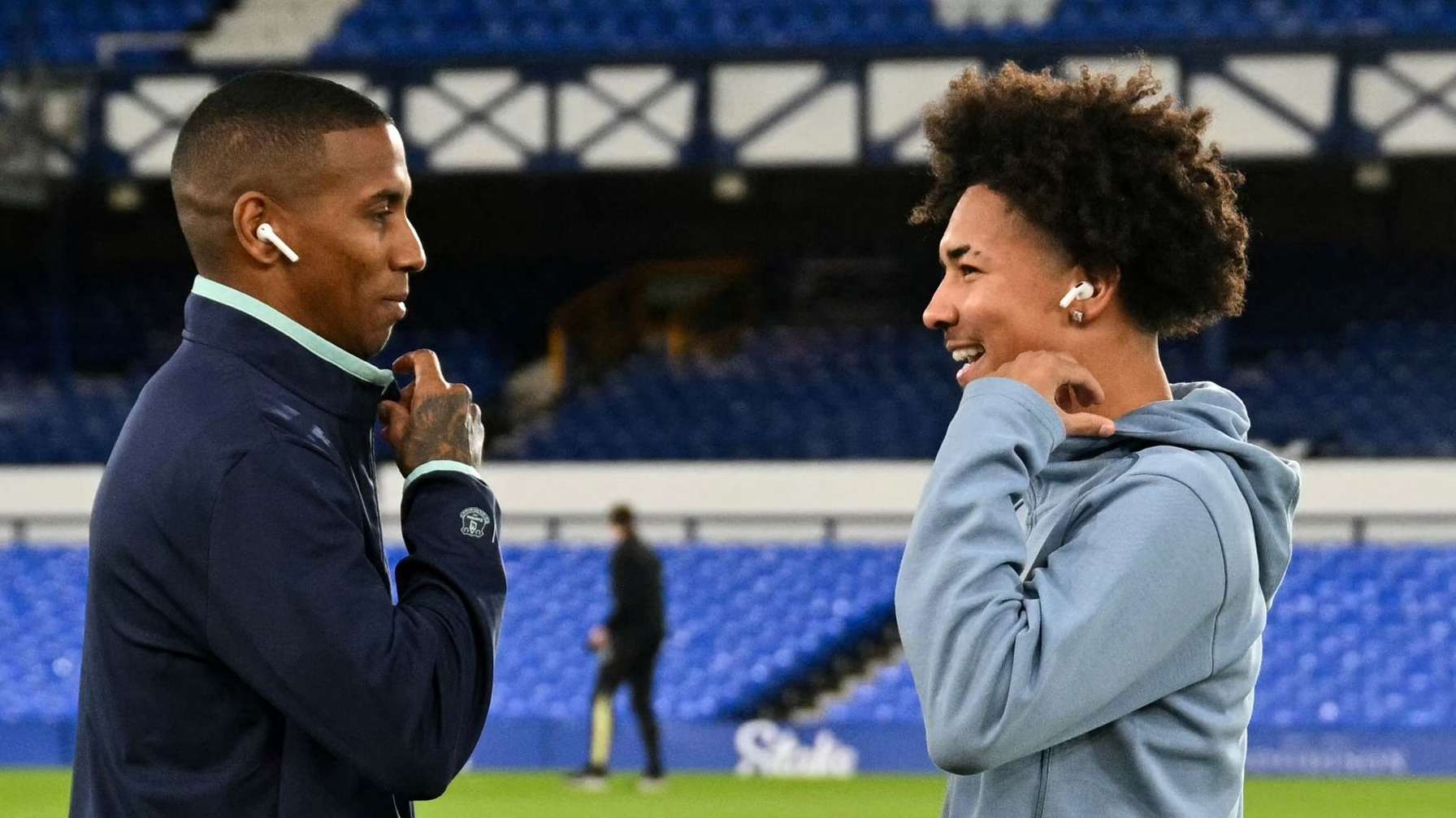 📽️ | Young & son Tyler share sweet moment before FA Cup tie  