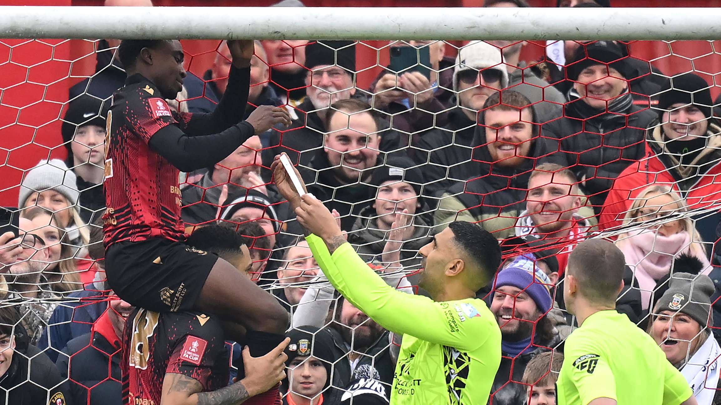 📽️ | Spurs FA Cup tie delayed as Tamworth fix goal net with tape  