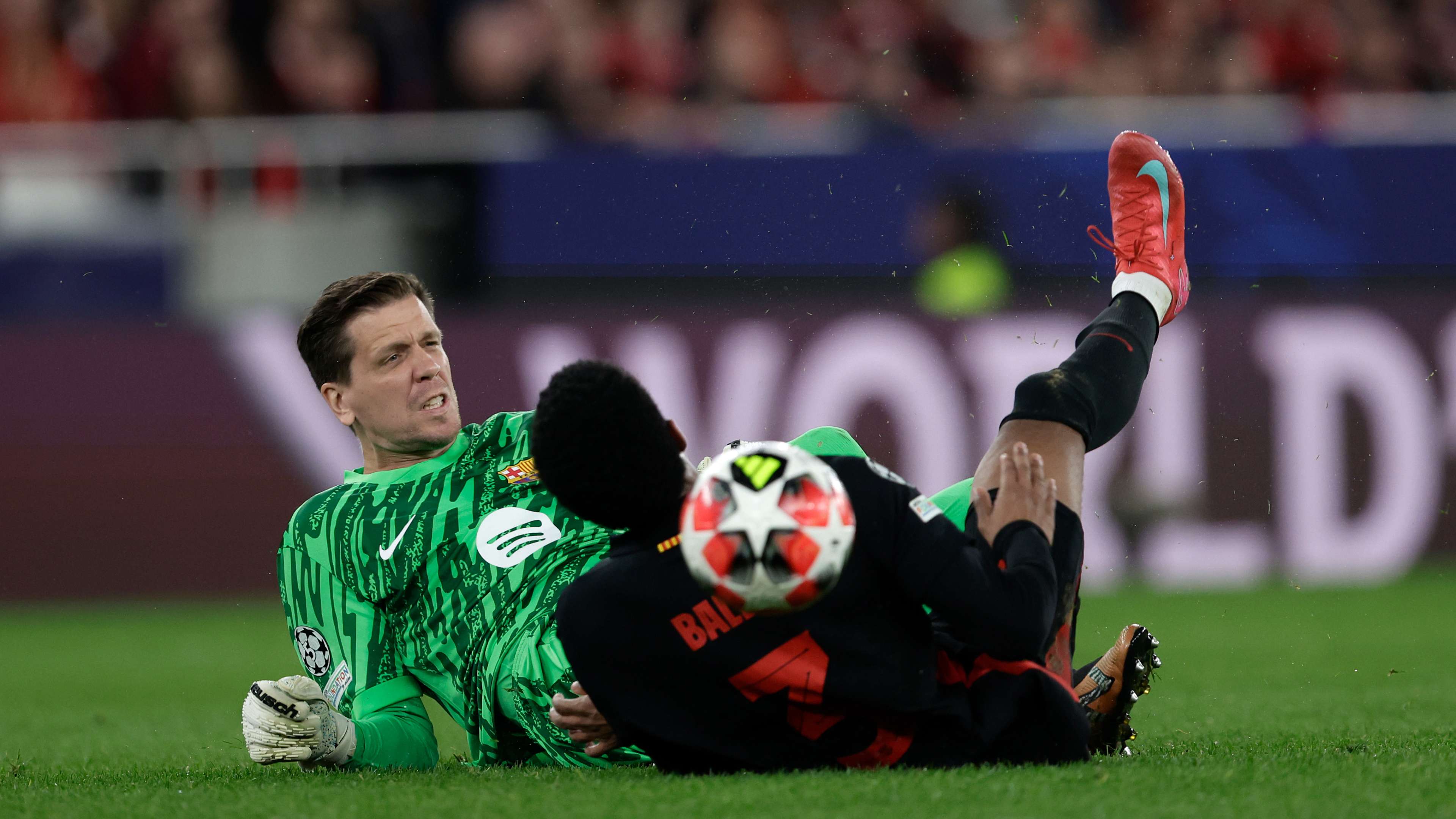 'Mentally on the beach!' - Szczesny shredded by Barca fans for error  