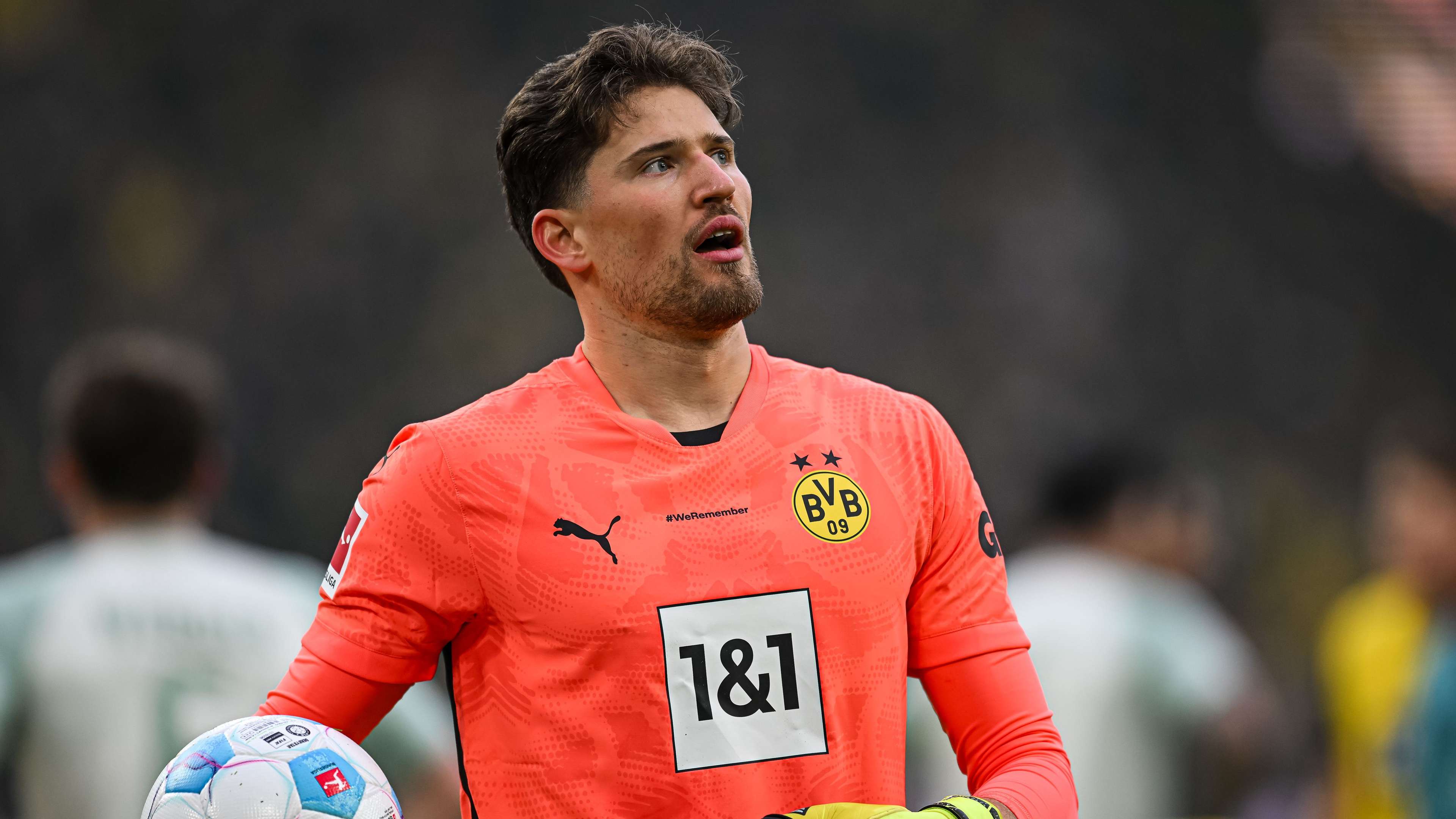 Chelsea & Man Utd to battle for Borussia Dortmund goalkeeper  