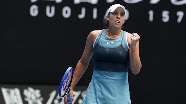 A double-bounce goes Iga Swiatek's way against Emma Navarro—along with most everything else   A double-bounce goes Iga Swiatek's way against Emma Navarro—along with most everything else