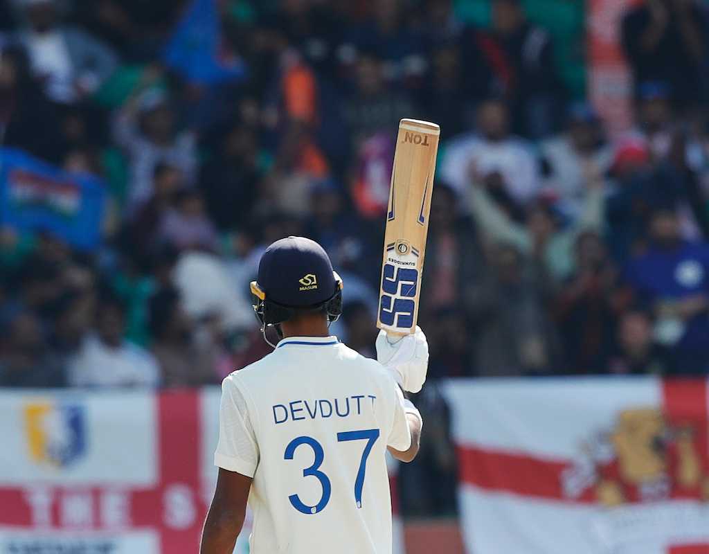 Karnataka clinch thriller to reach Vijay Hazare Trophy semis  