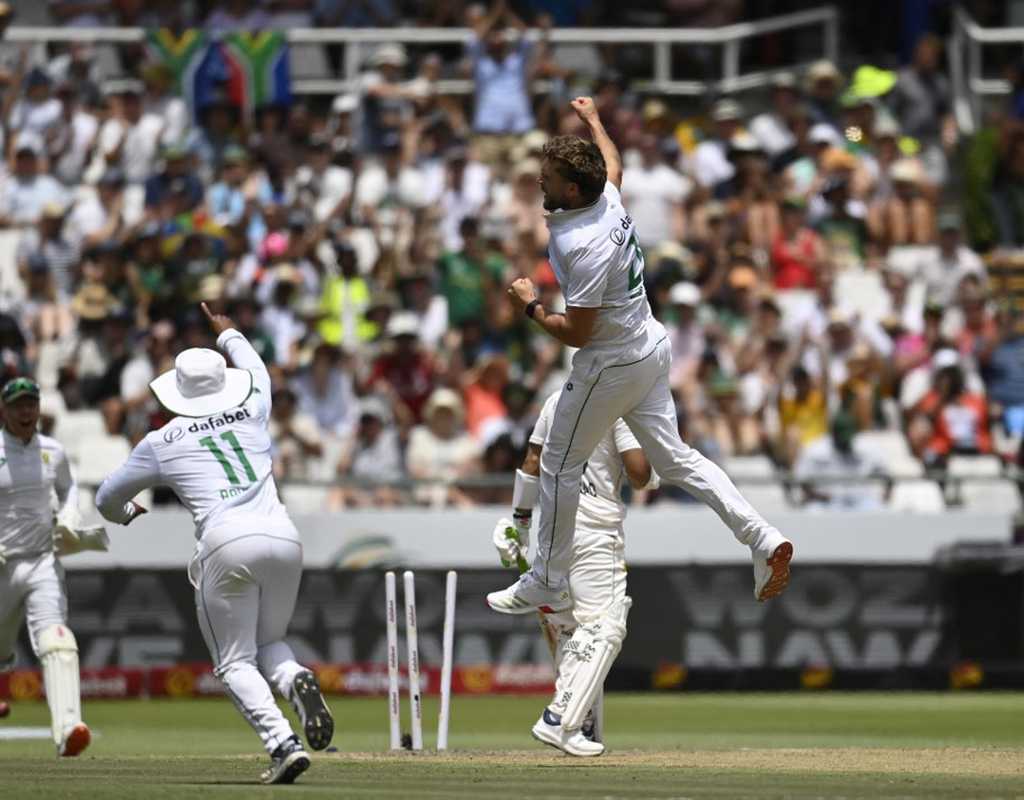 SA set for mammoth lead as Pakistan lose key wickets  