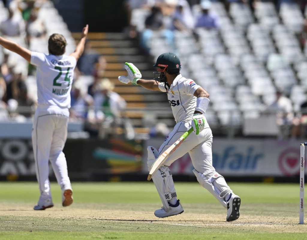 Masood falls but Pakistan continue to fight  