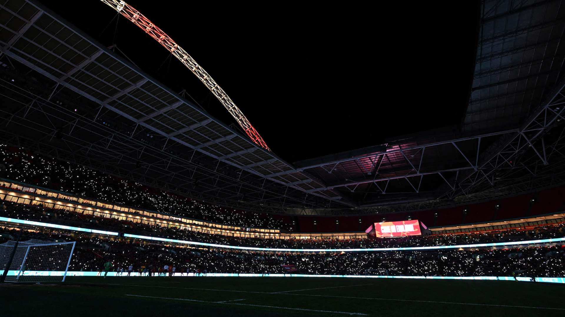 📽️ | Wembley plunged into darkness during Lionesses game!  