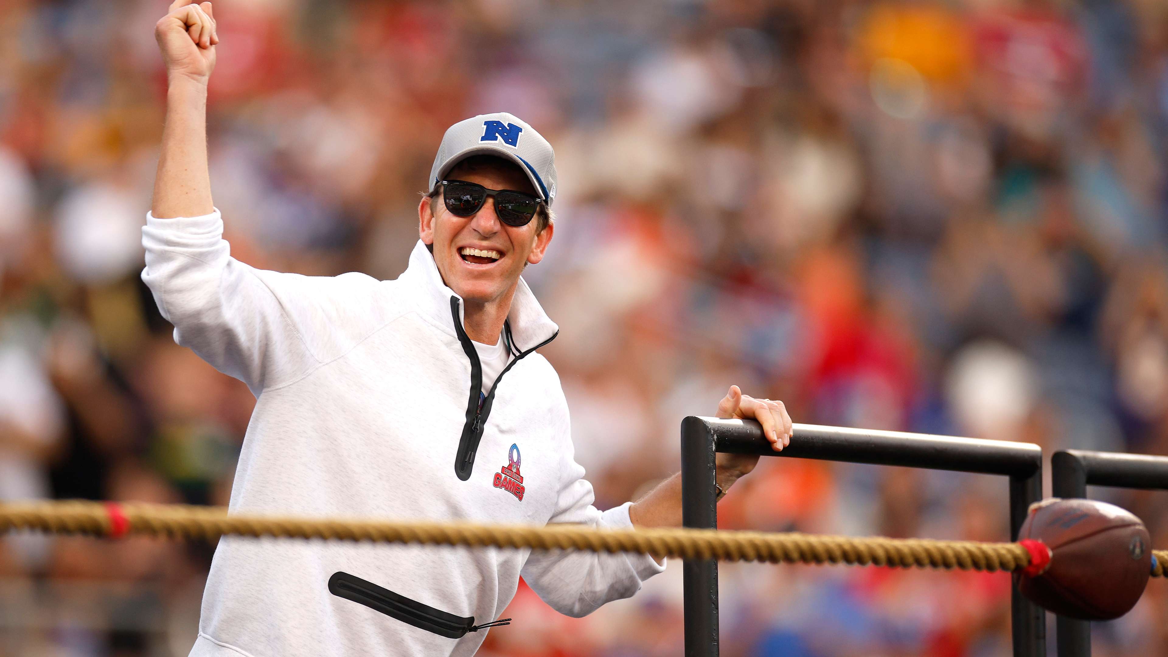 Eli Manning gets kicking advice from NJ/NY Gotham FC stars  