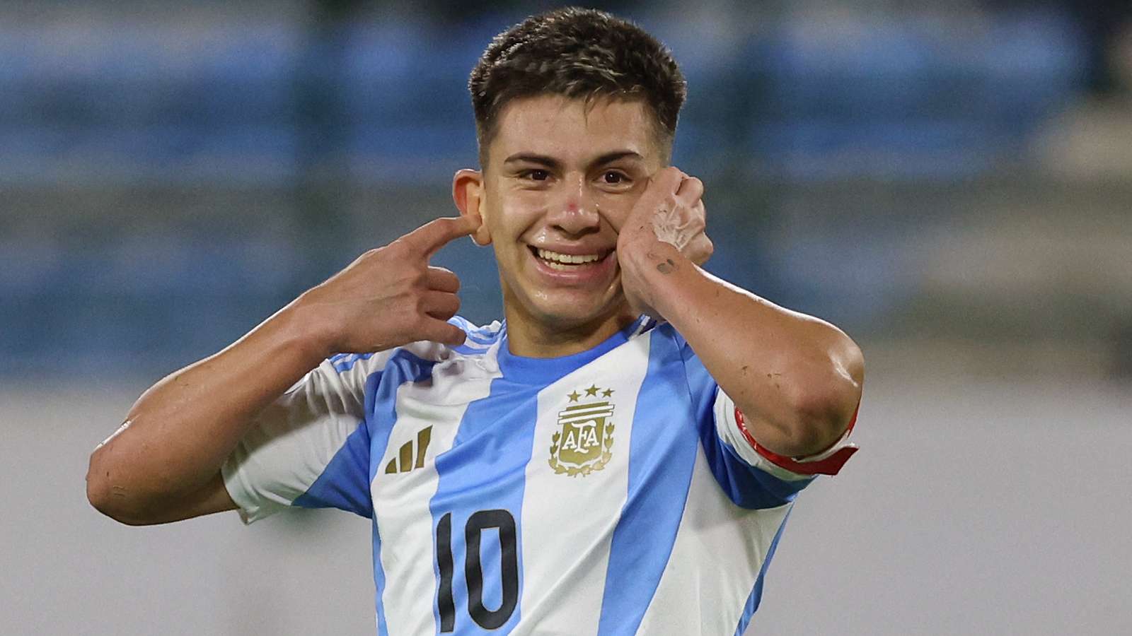 Argentine wonderkid Echeverri set to join up with Man City  