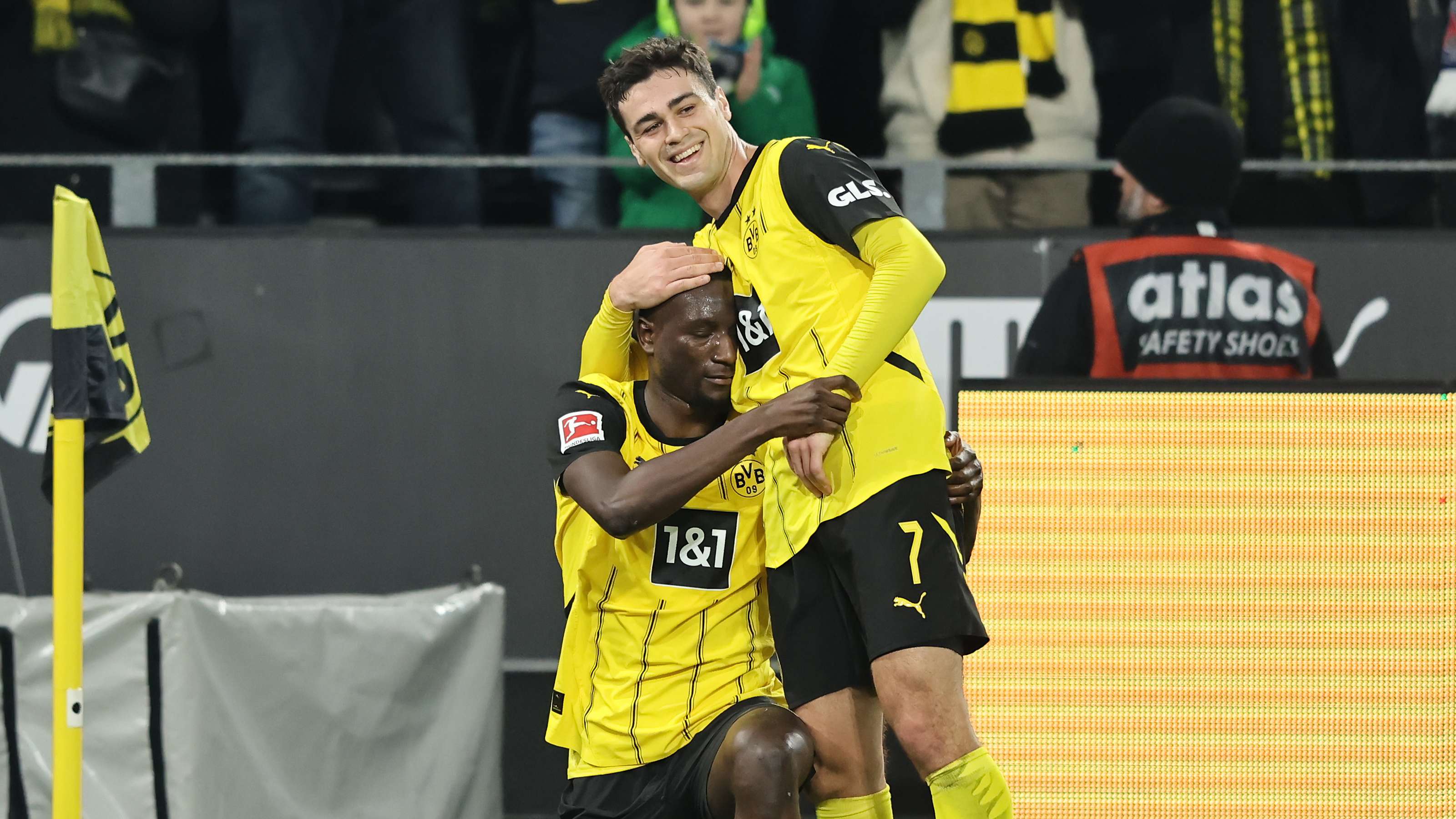 USMNT's Reyna helps BVB rout Union in second Bundesliga start  