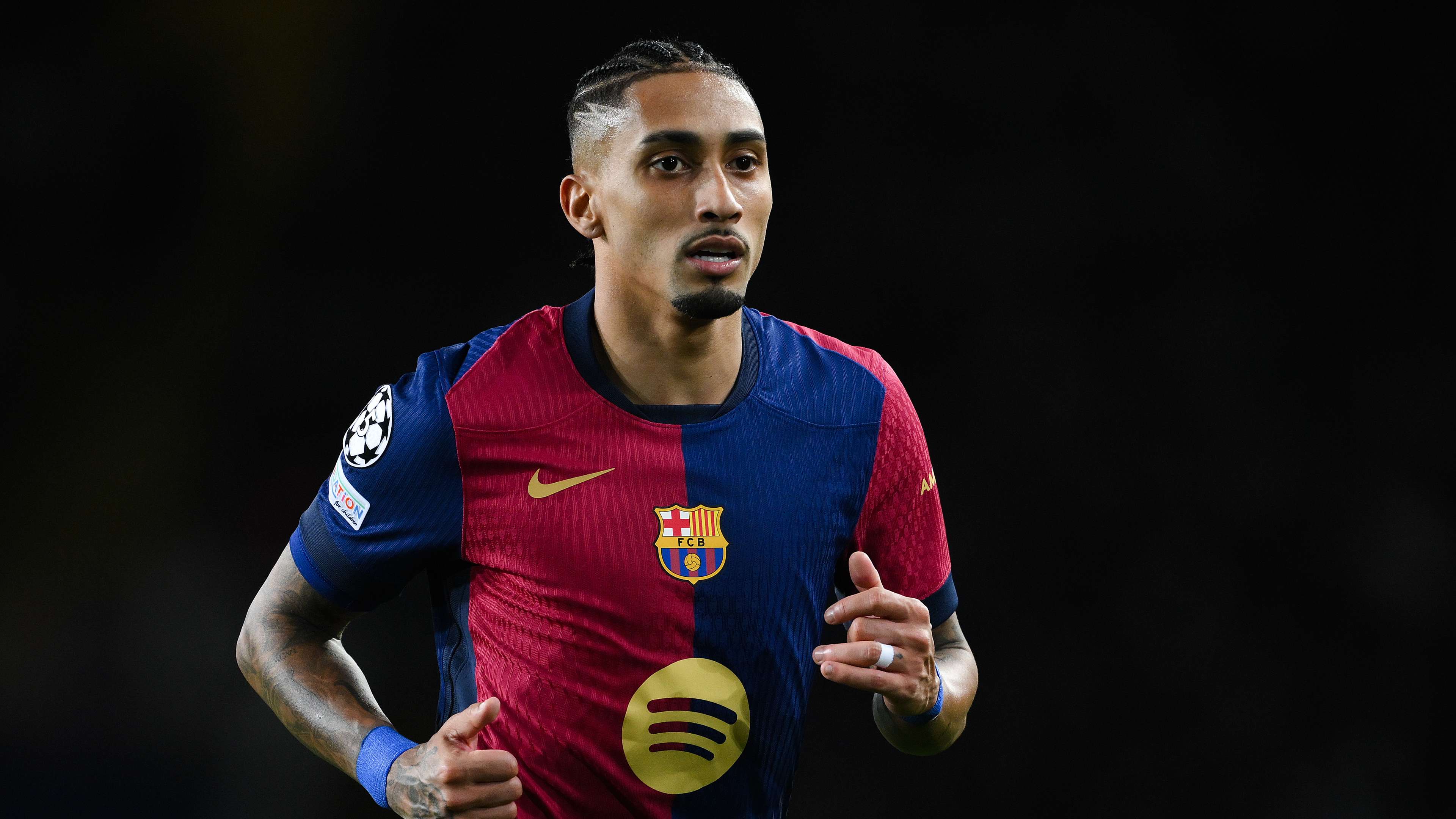 How much does Raphinha earn per week at Barcelona?  