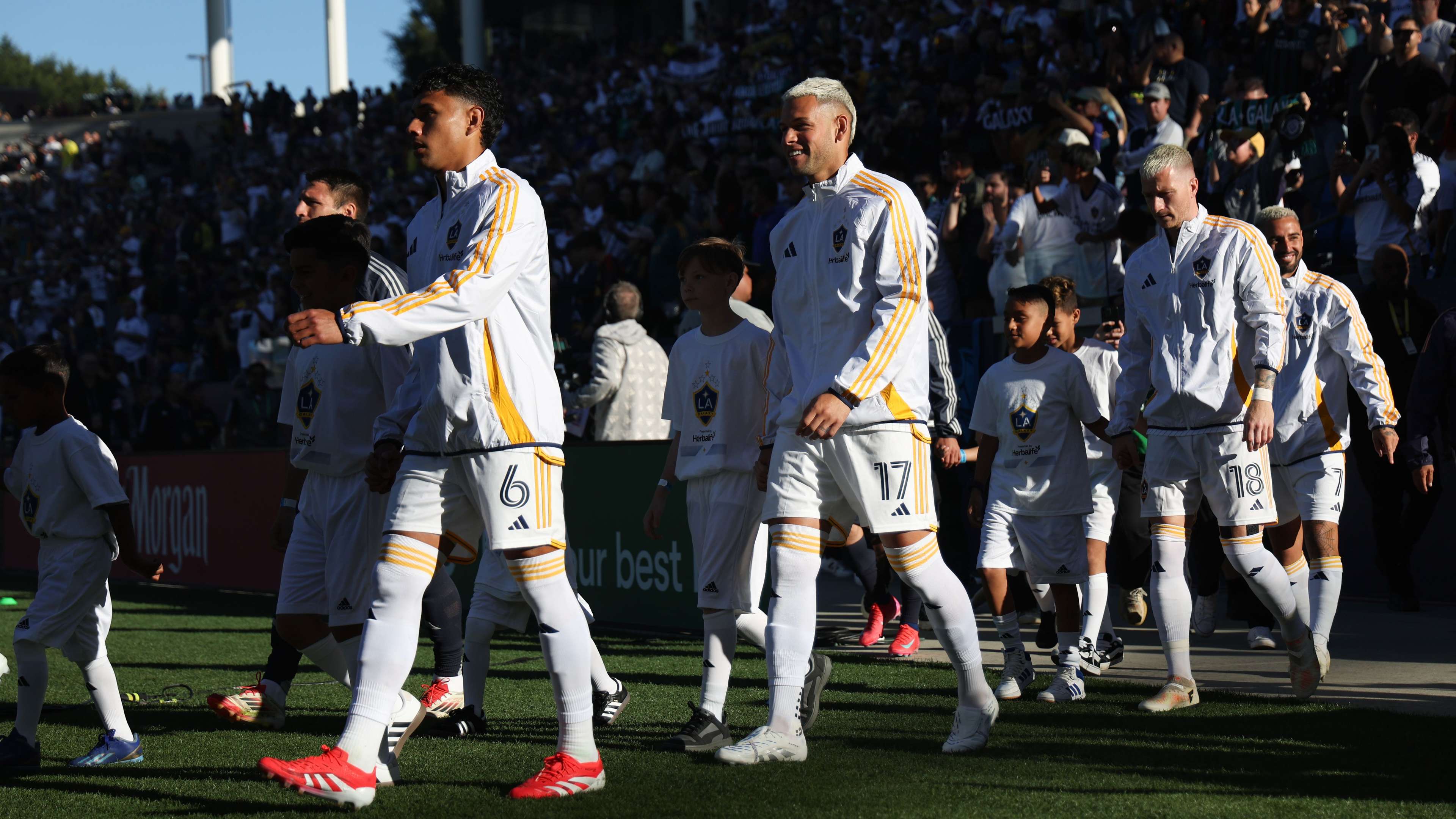 WATCH: Sketch joins LA Galaxy for an unexpected training day  