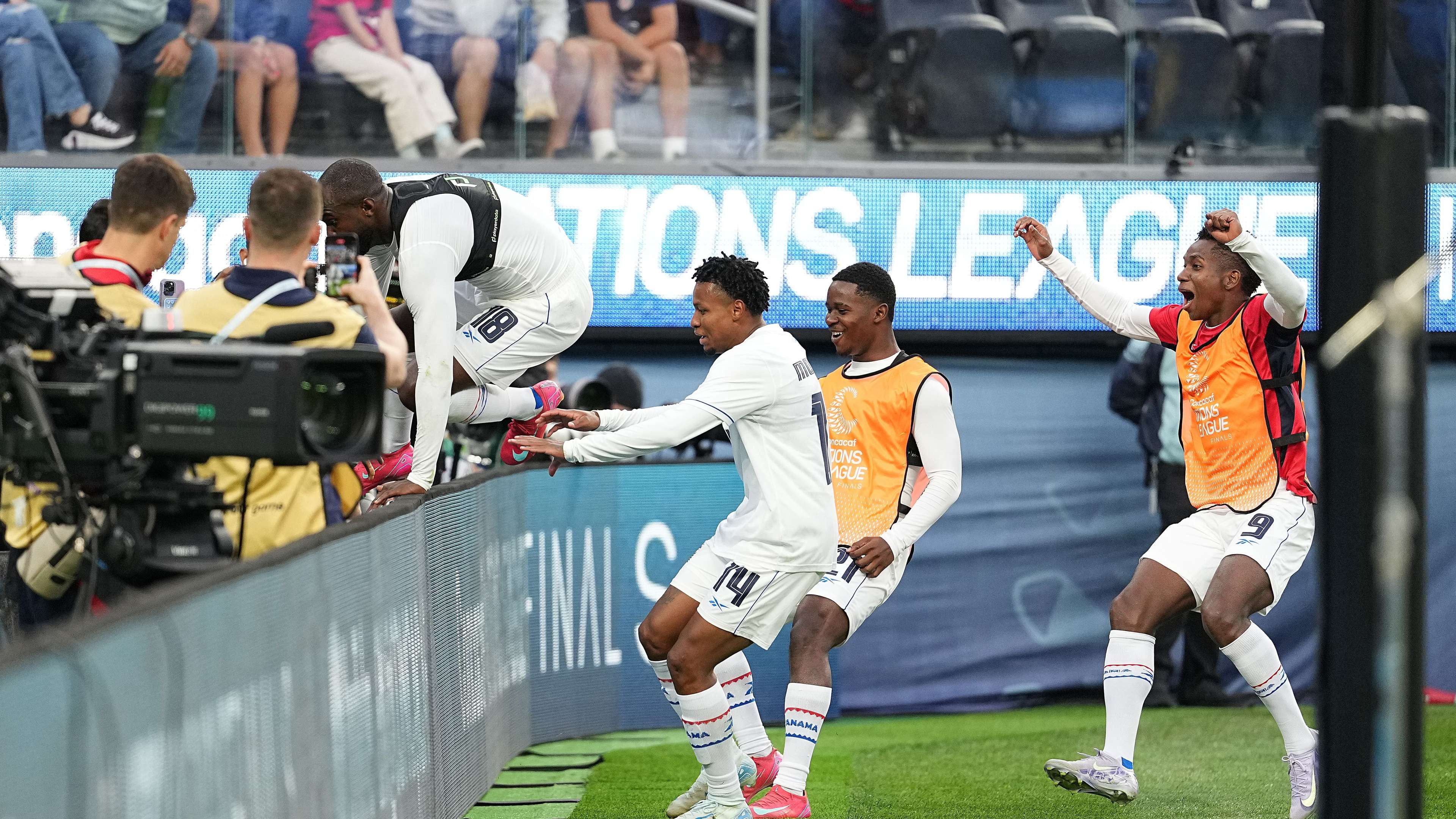 WATCH: Panama's Waterman stuns Thierry Henry with celebration  
