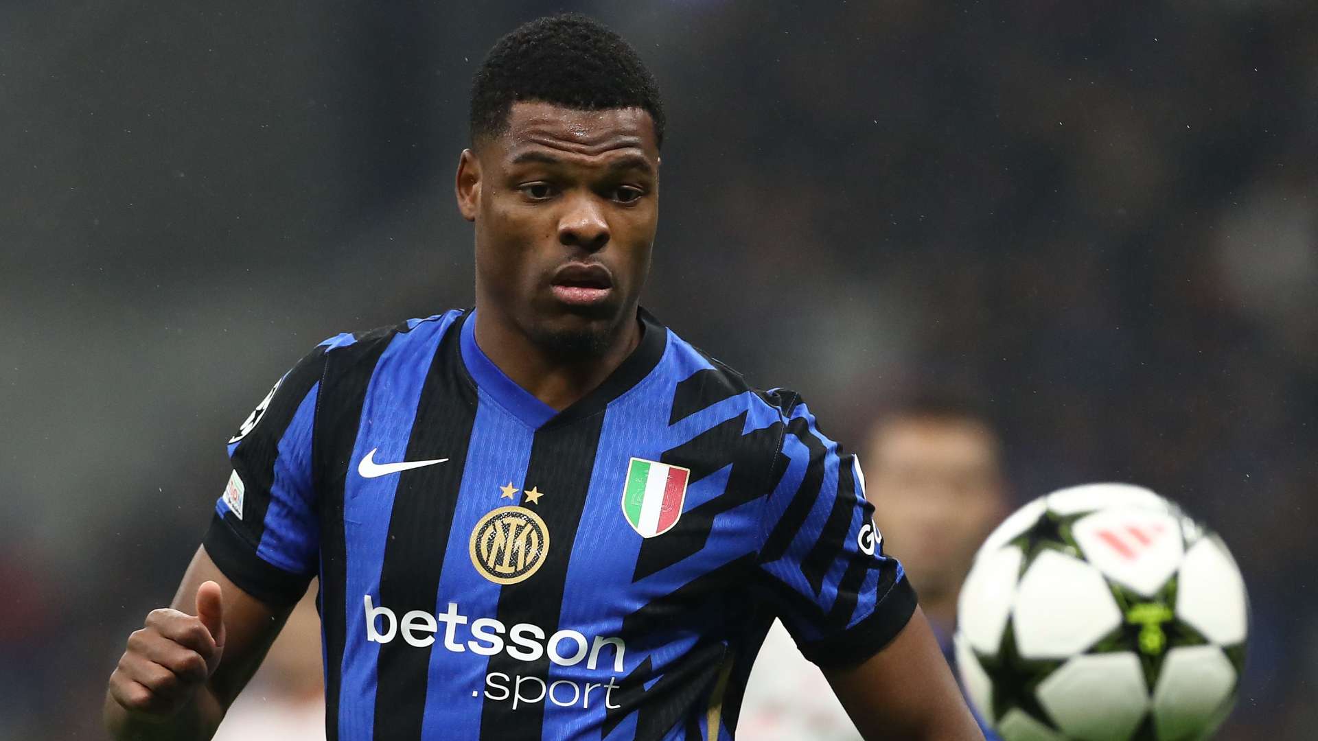 How much does Denzel Dumfries earn at Inter?  