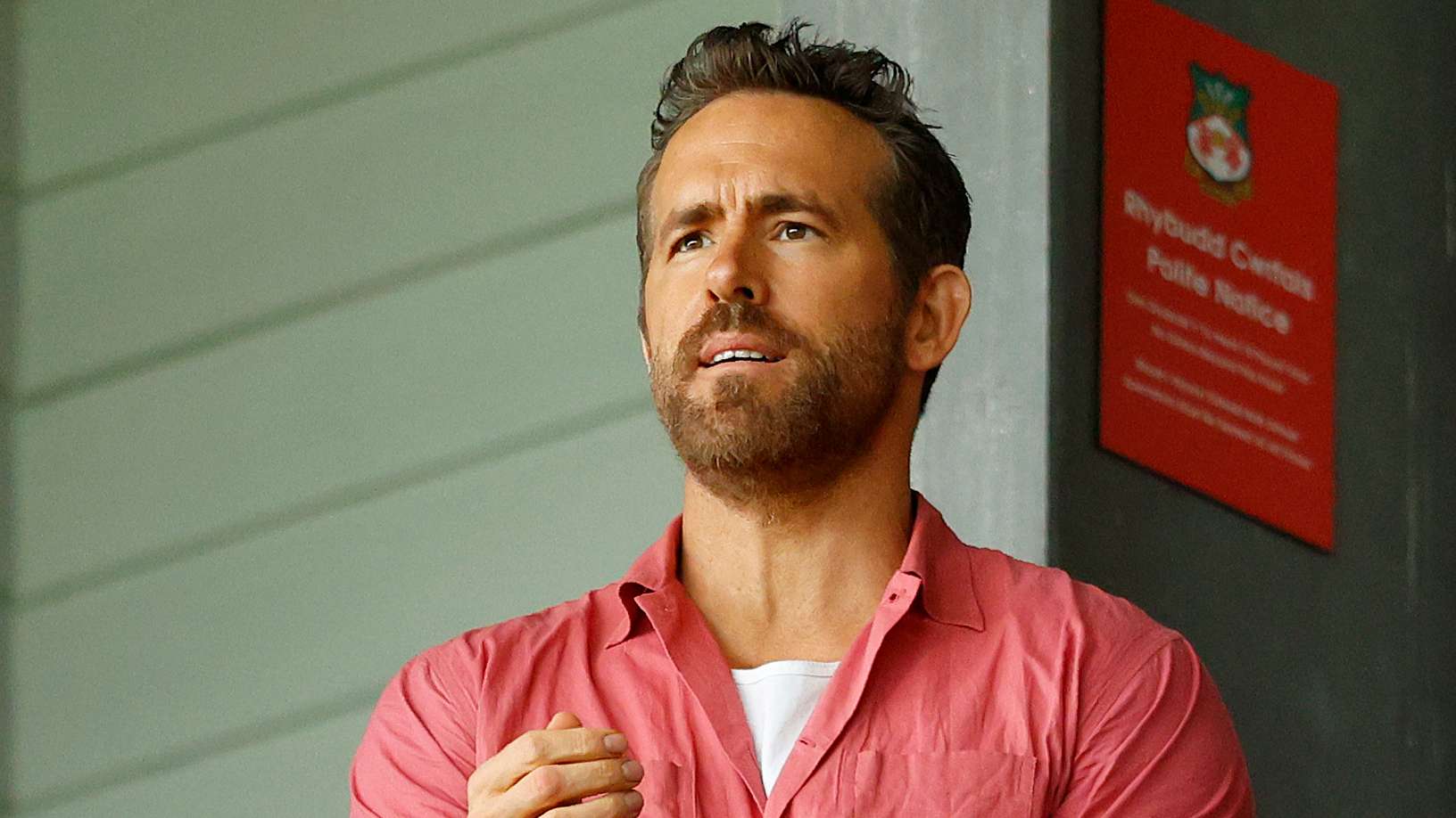 📽️ | Reynolds back at Wrexham! Hollywood star jets in  