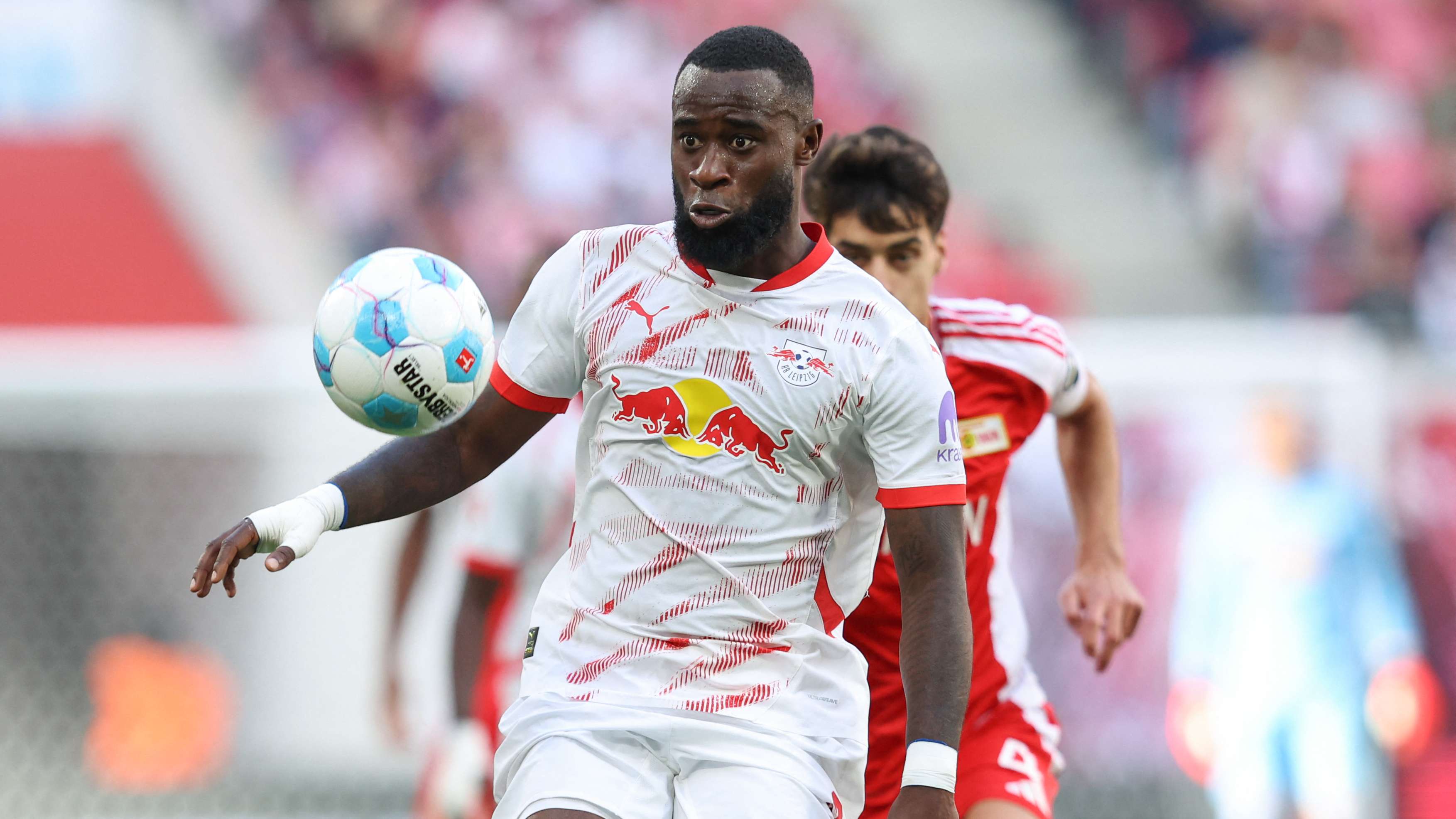 How much does Lutsharel Geertruida earn at RB Leipzig?  