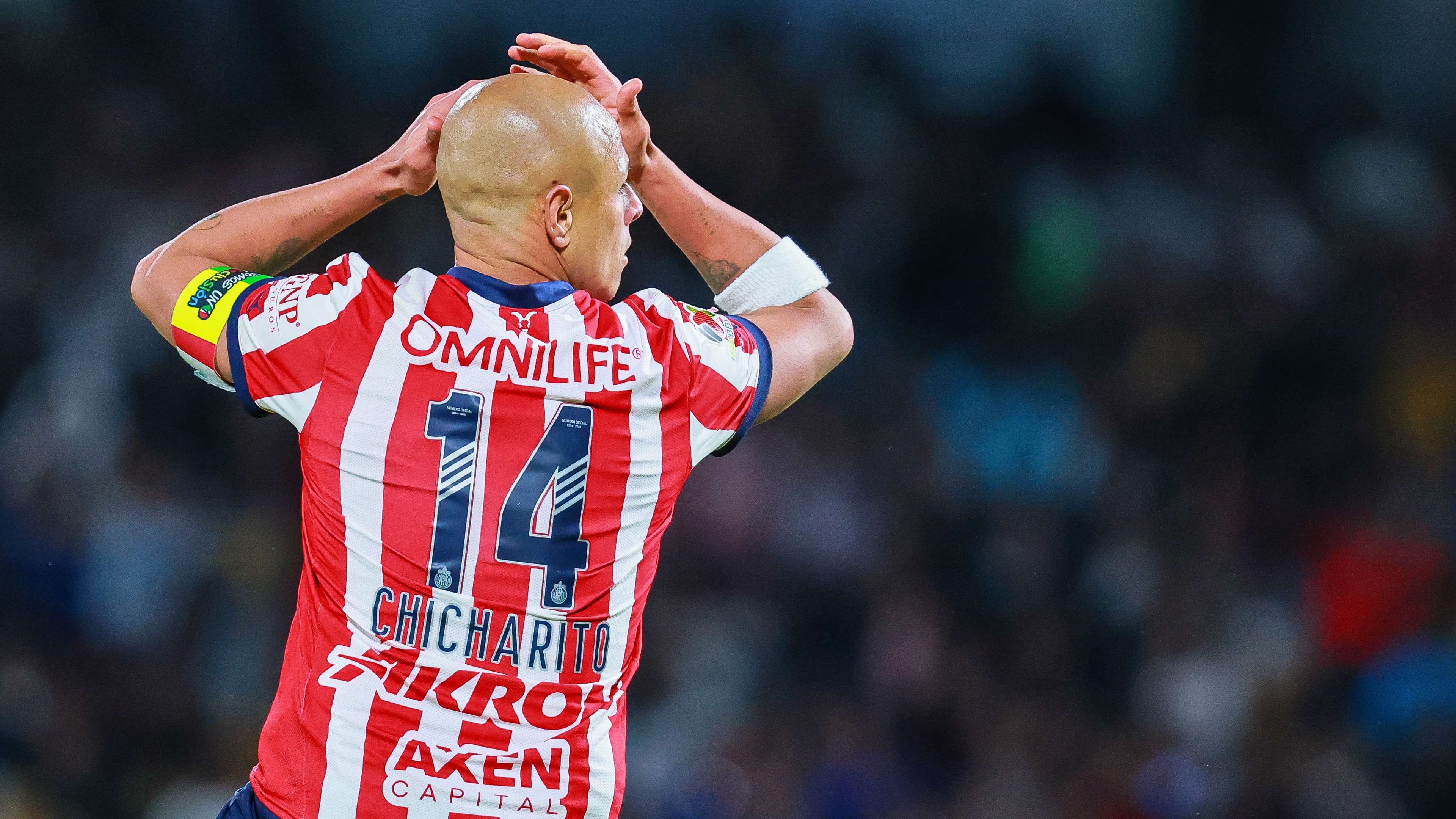 Chivas' Espinoza responds to Chicharito criticism following benching  