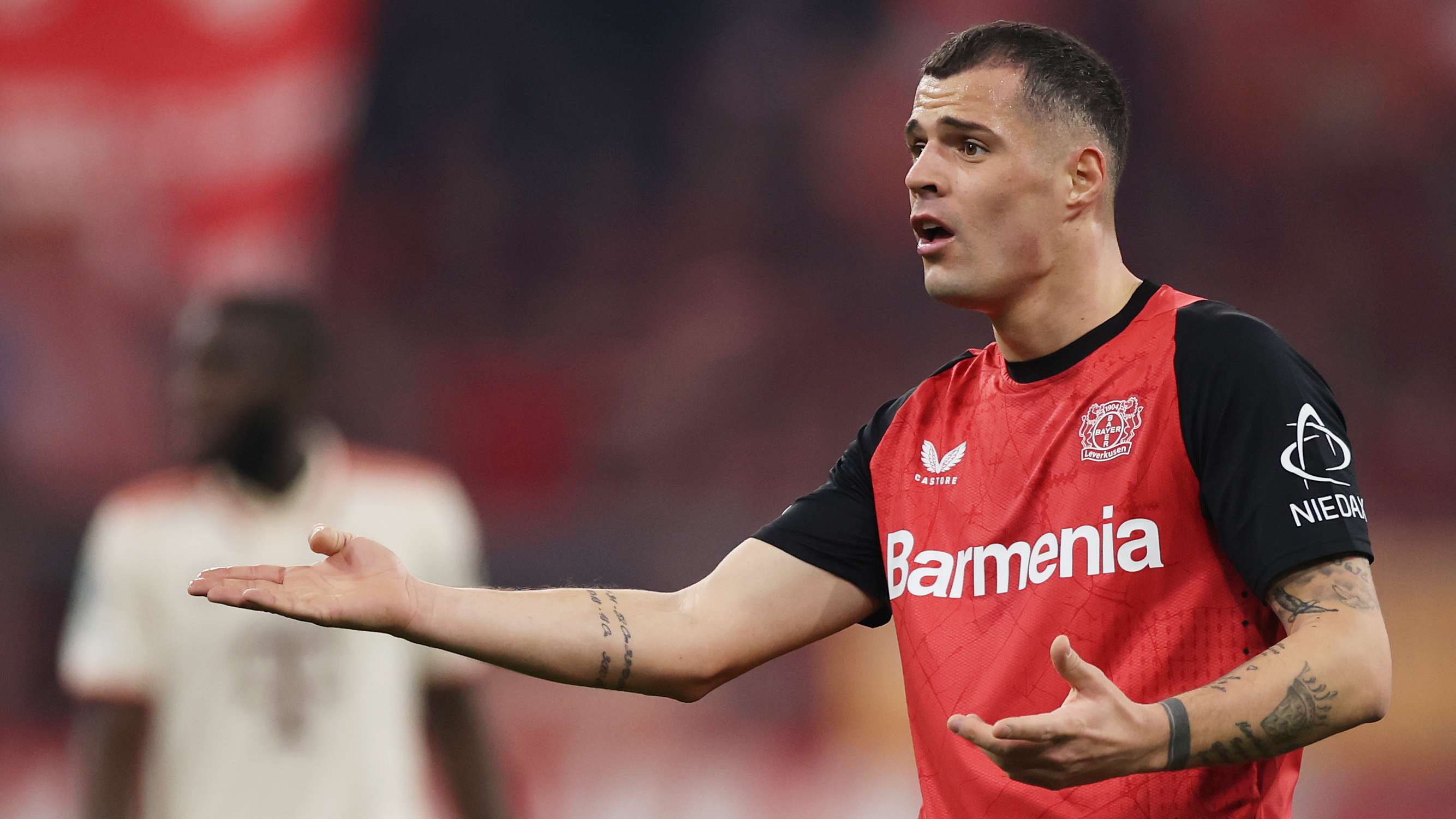 📽️ | Xhaka involved in FURIOUS exchange with Leverkusen fans  