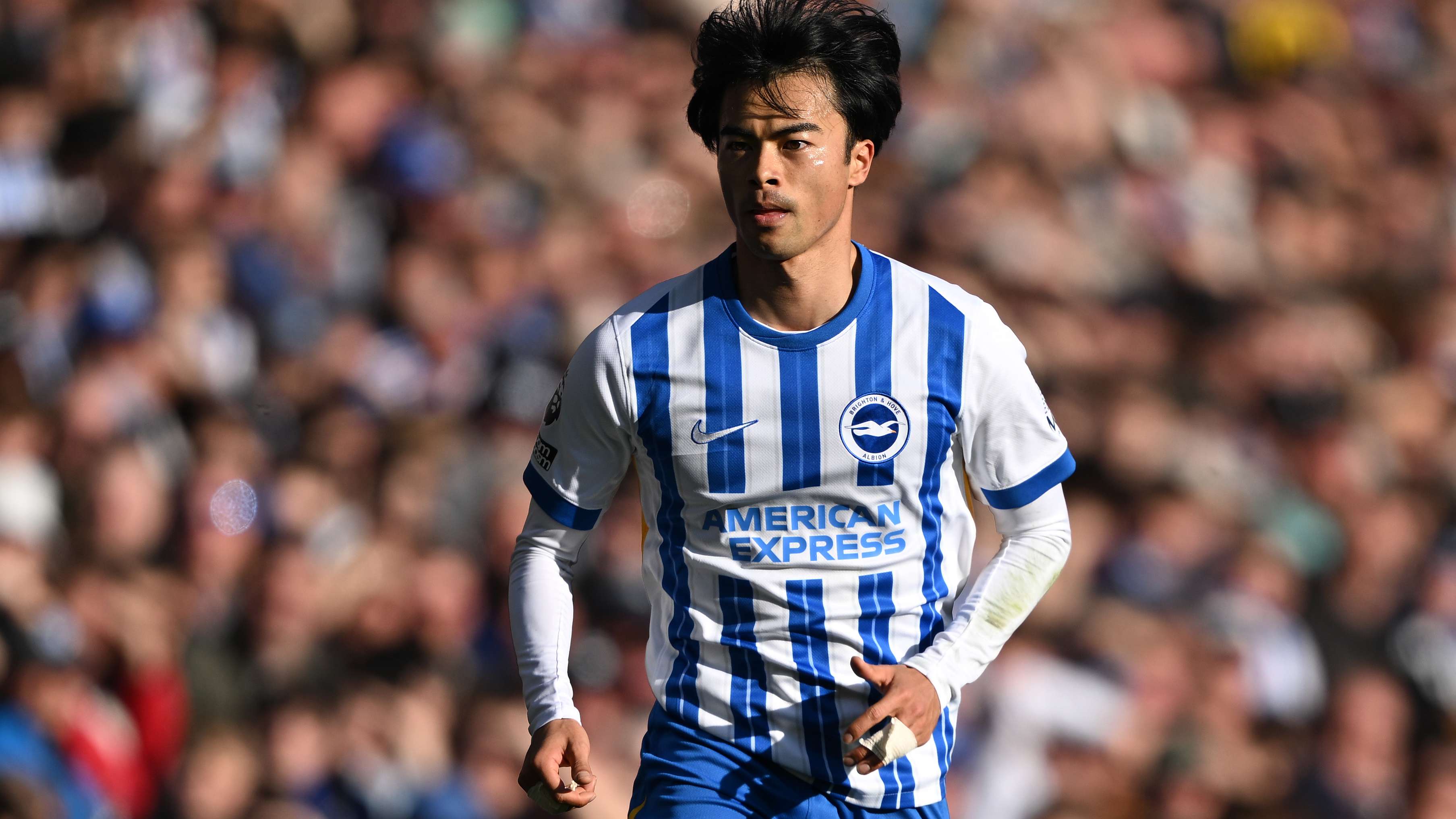 How much does Kaoru Mitoma earn at Brighton?  