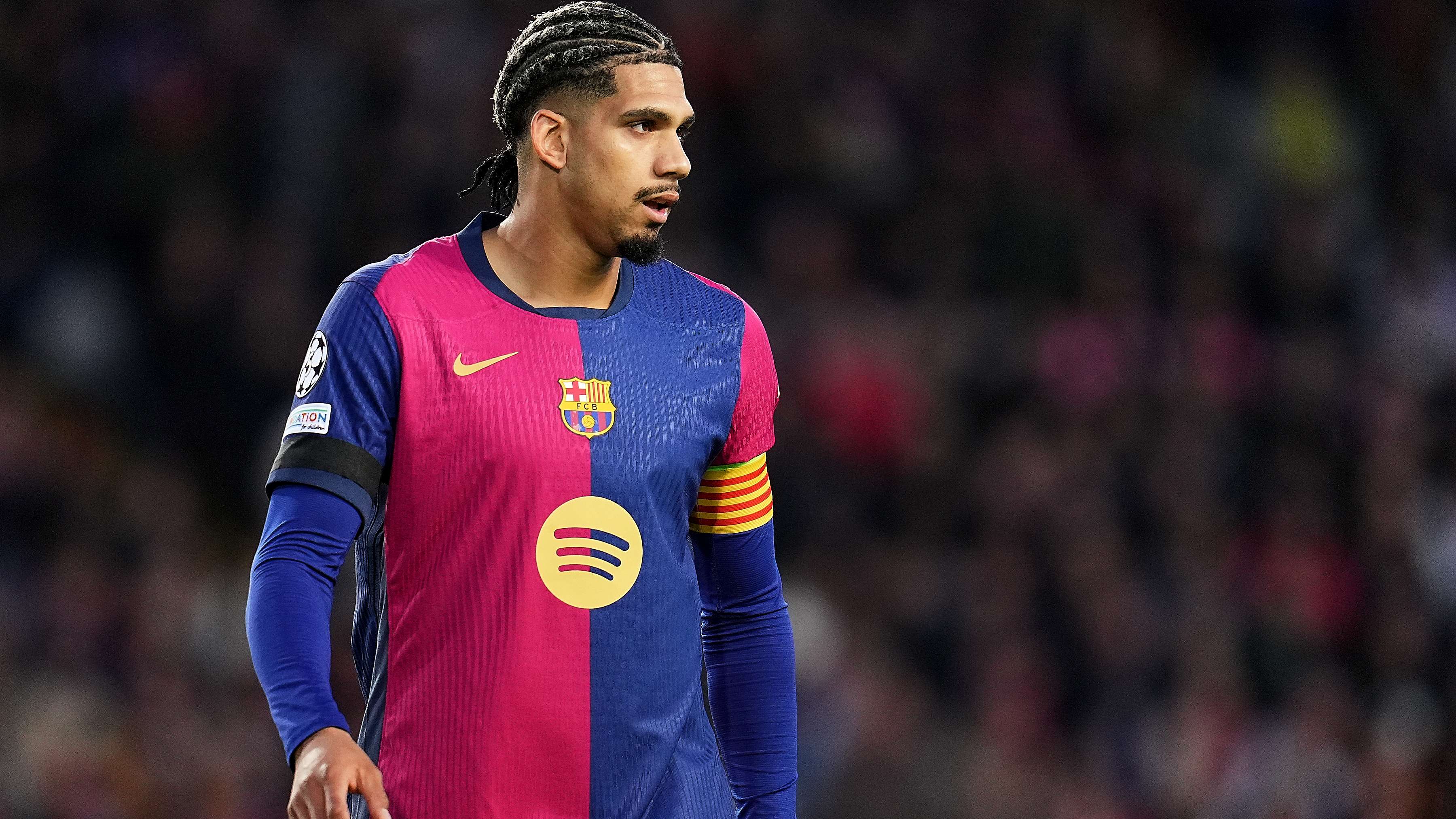 How much does Ronald Araujo earn at Barcelona?  