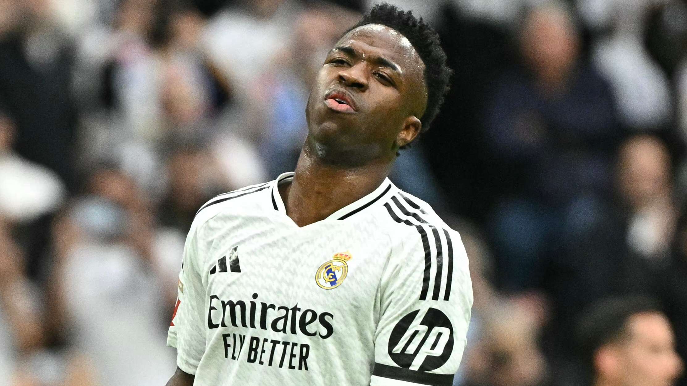 📽️ | Vini Jr sees feeble penalty saved by Mamardashvili  