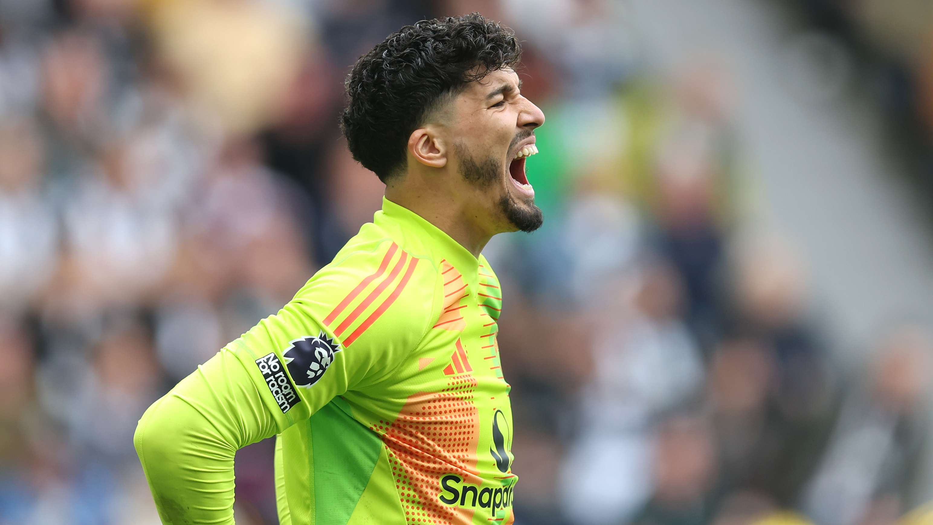 'Pathetic' - Man Utd fans left in disbelief at Bayindir blunder  