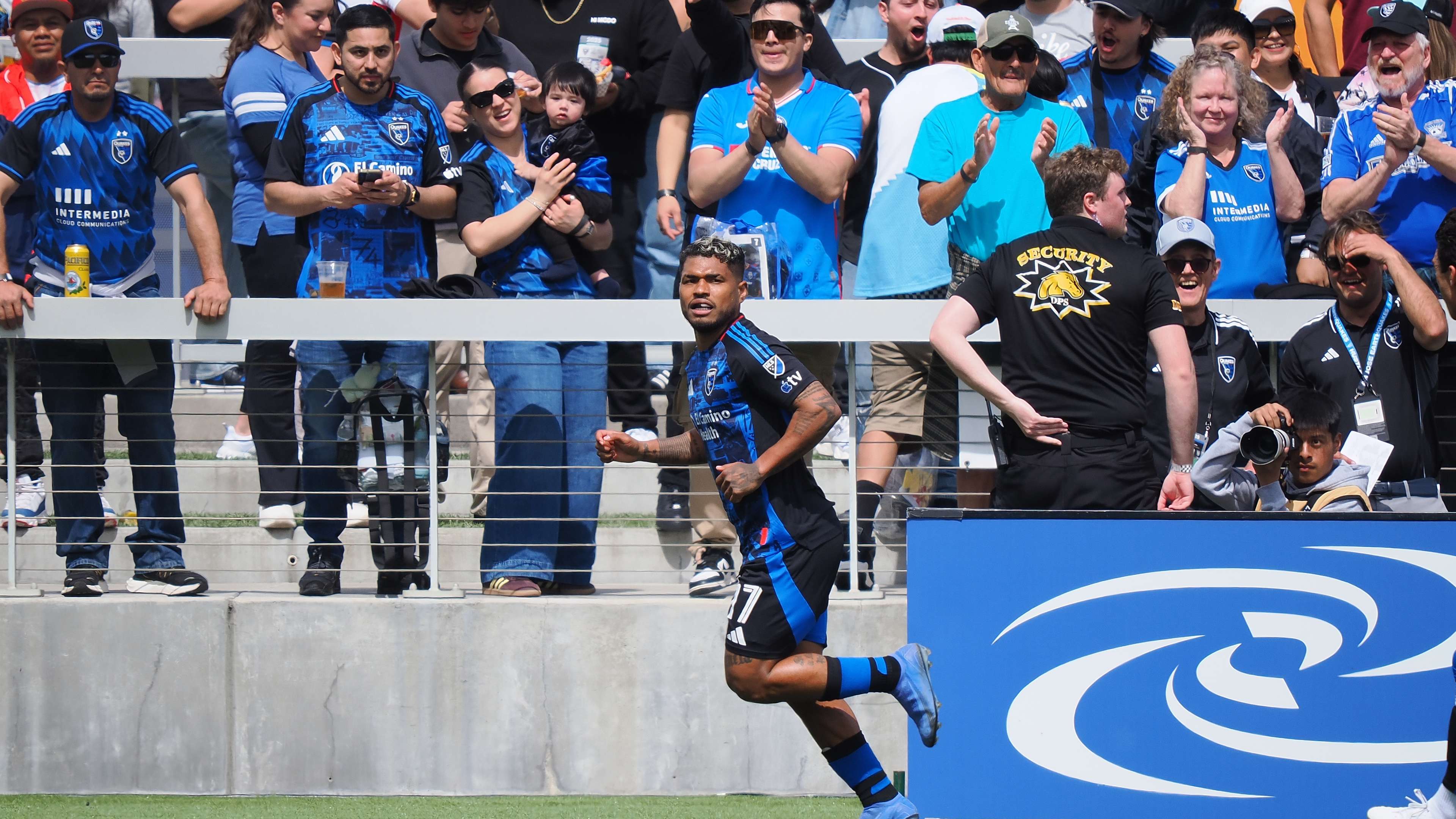 Martínez climbs MLS scoring list with stunning hat-trick  