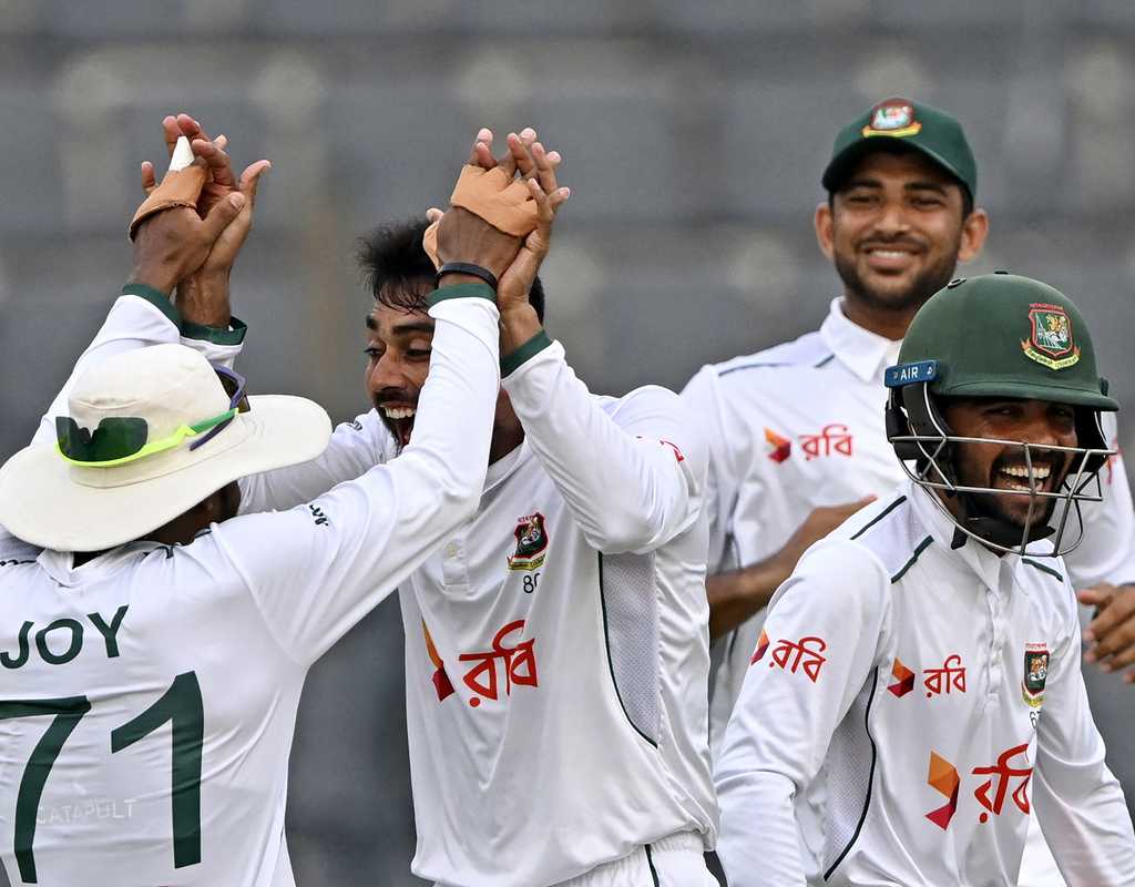 Simmons urges patience as Bangladesh target comeback in Chattogram  