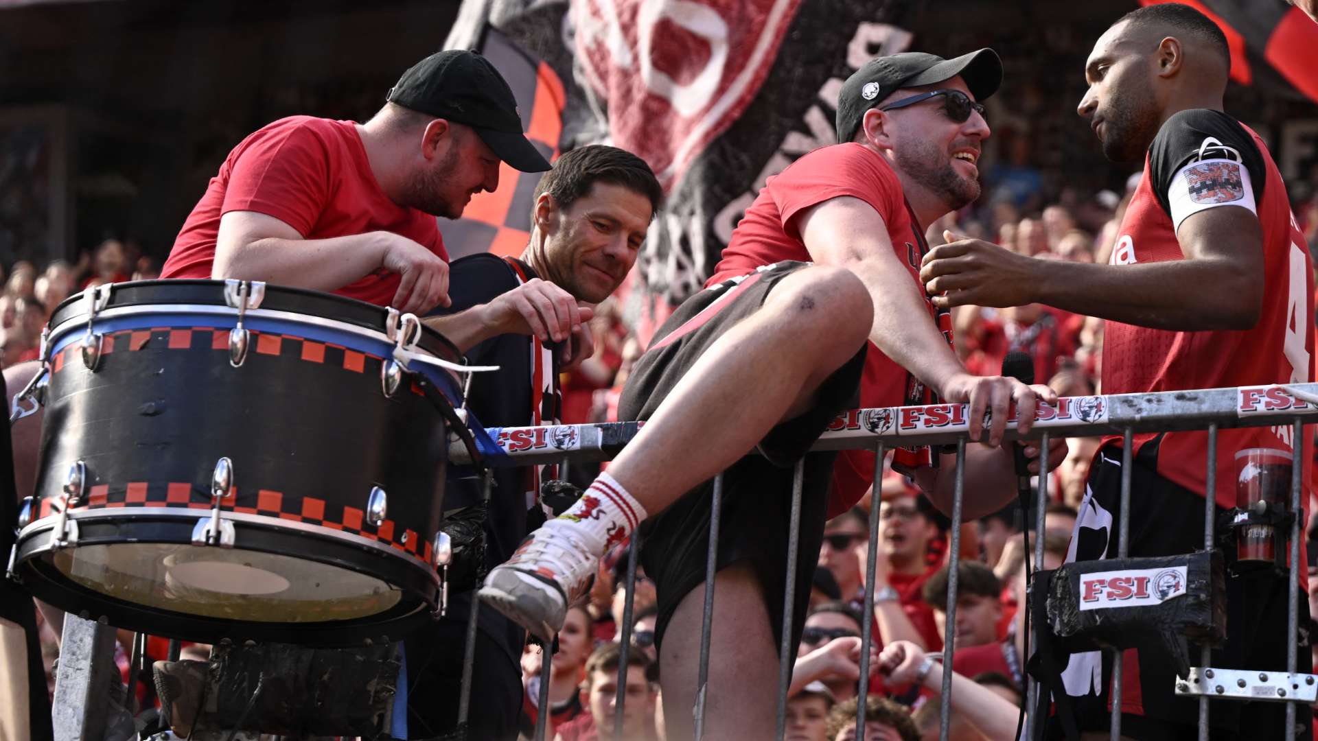 📽️ | Alonso joins fans in the stands for emotional goodbye  