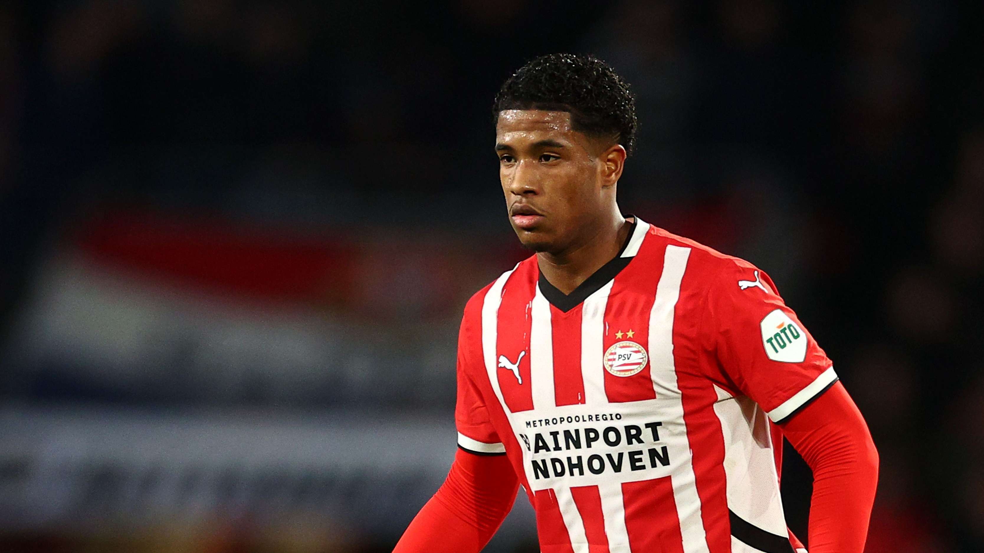 How much does Ryan Flamingo earn at PSV?  
