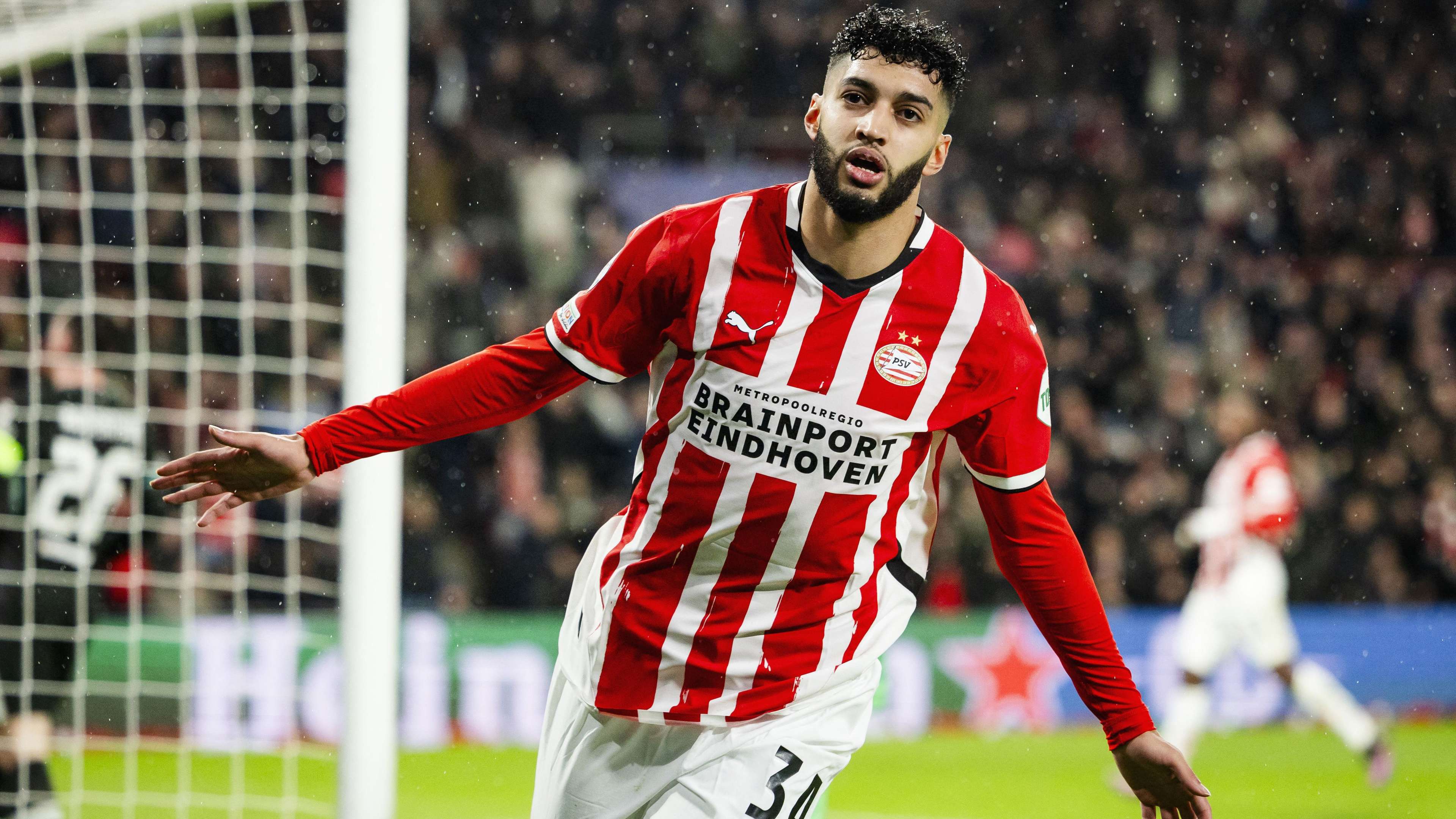 How much does Ismael Saibari earn at PSV?  