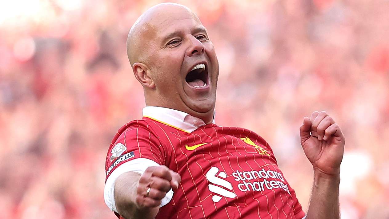 📽️ | Slot parties in Ibiza and gets a kiss from Lineker  