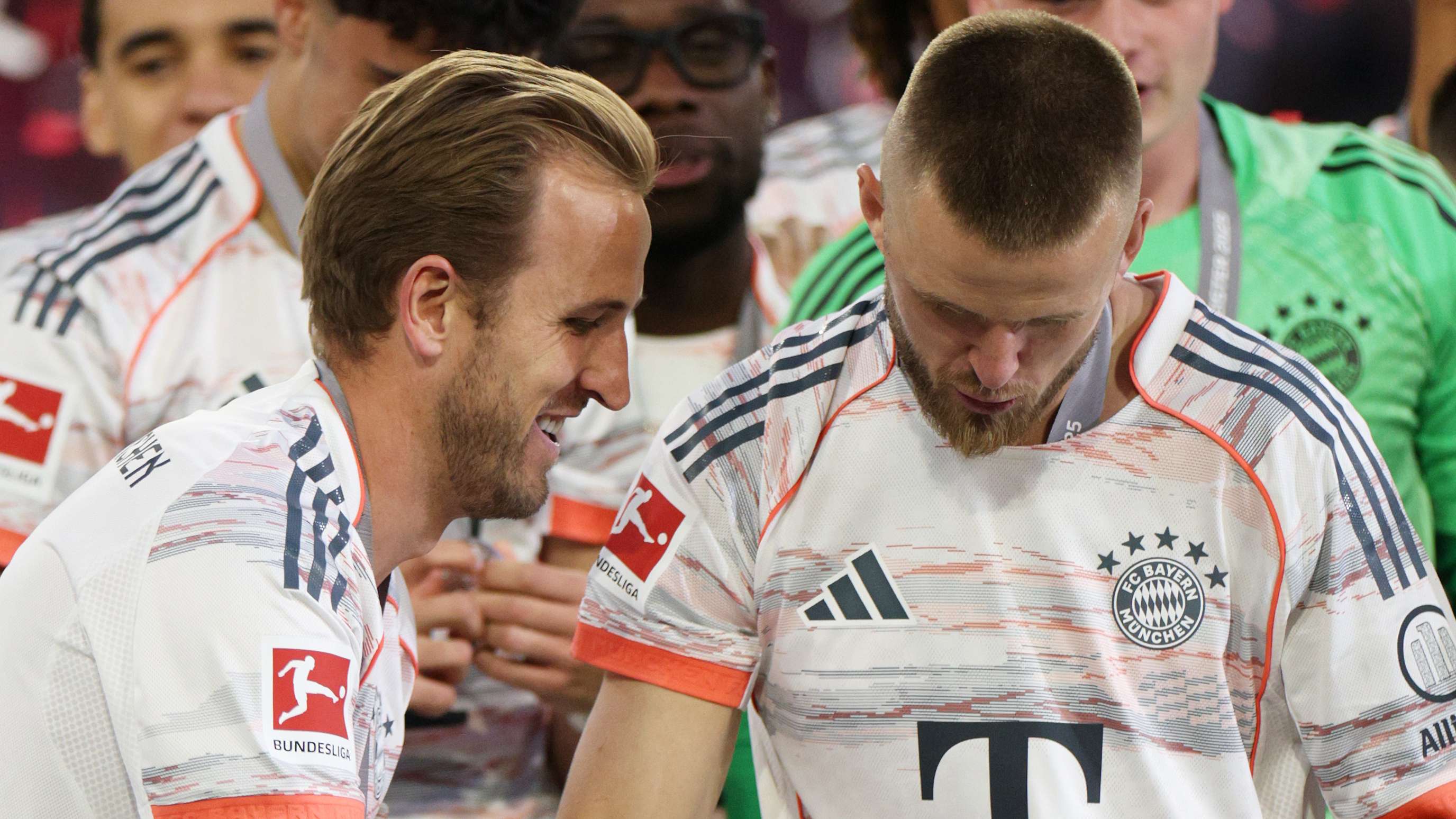 📽️ | Beer-drenched Kane & Dier celebrate first career titles  