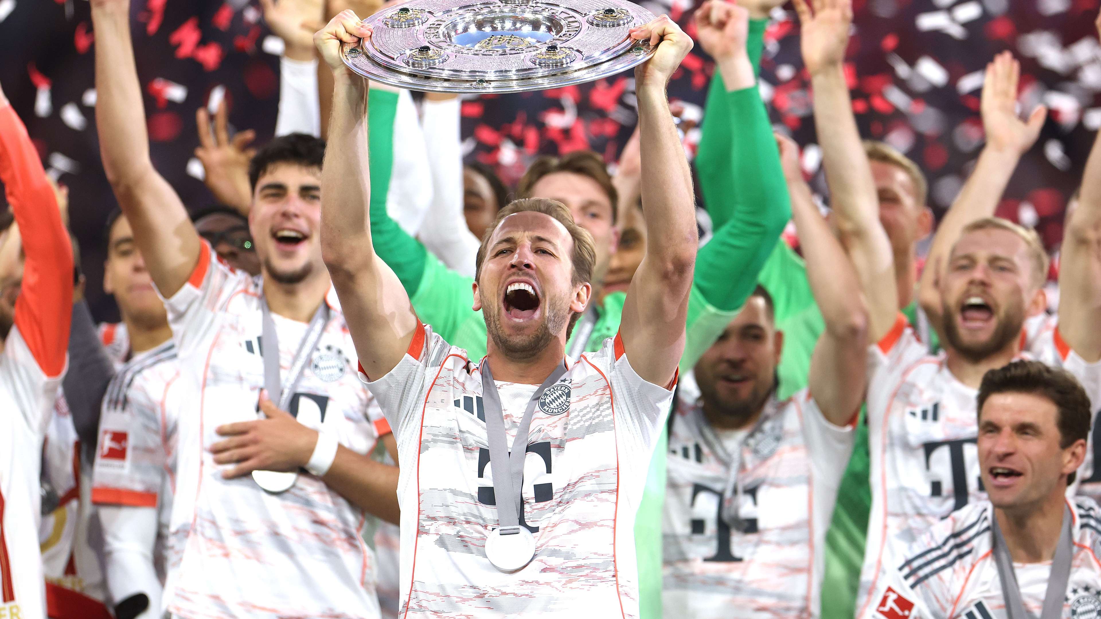 Richards' hilarious Kane take has Lineker & Shearer in stitches  