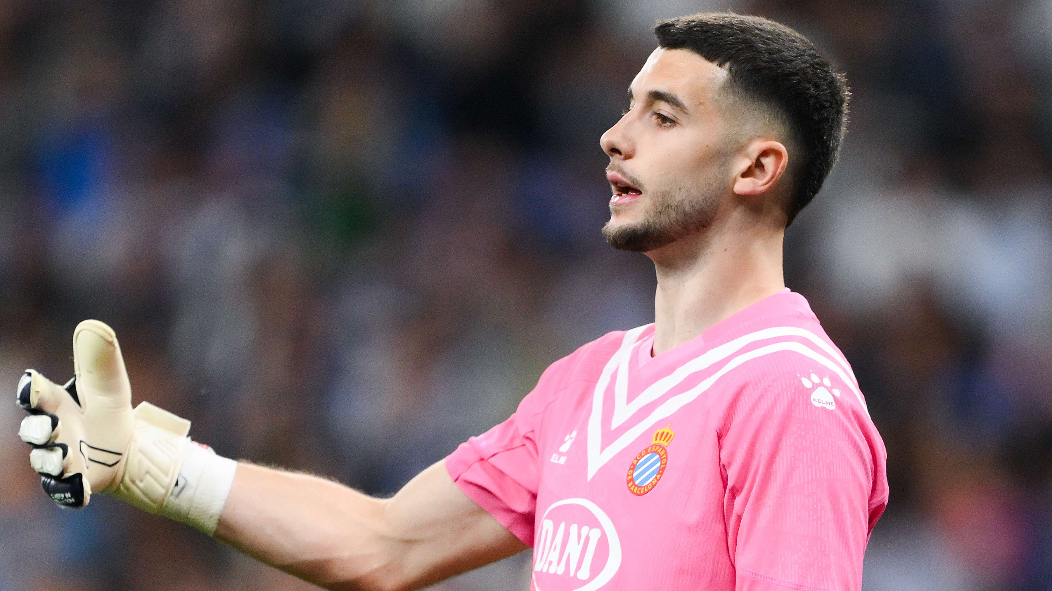 Barcelona beat Man Utd & Arsenal to €25m signing  