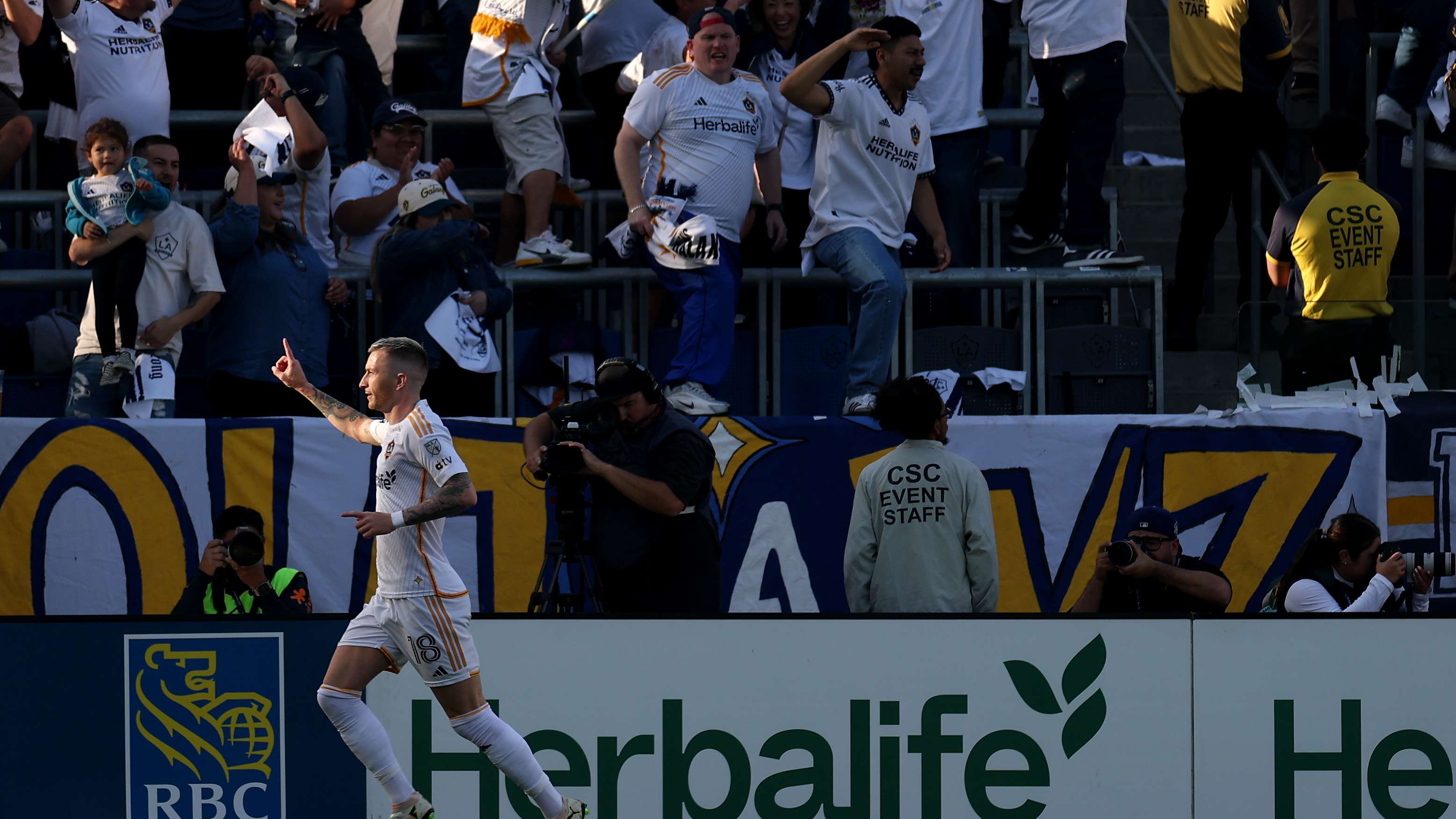 WATCH: Reus shares warm moment with Lloris, Giroud after El Tráfico  