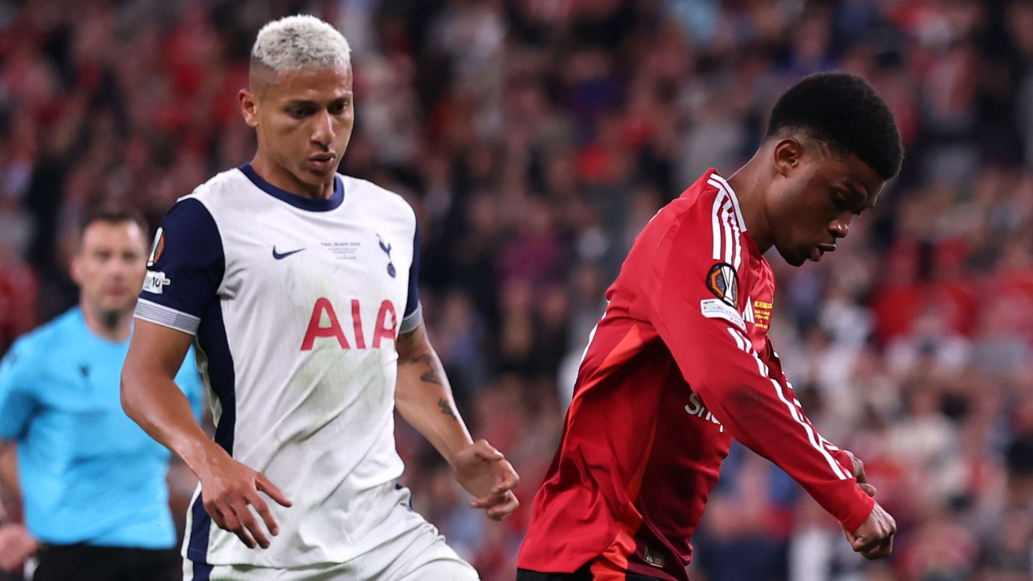 'Two drunks arm wrestling' - Fans gobsmacked by 'AWFUL' UEL final  