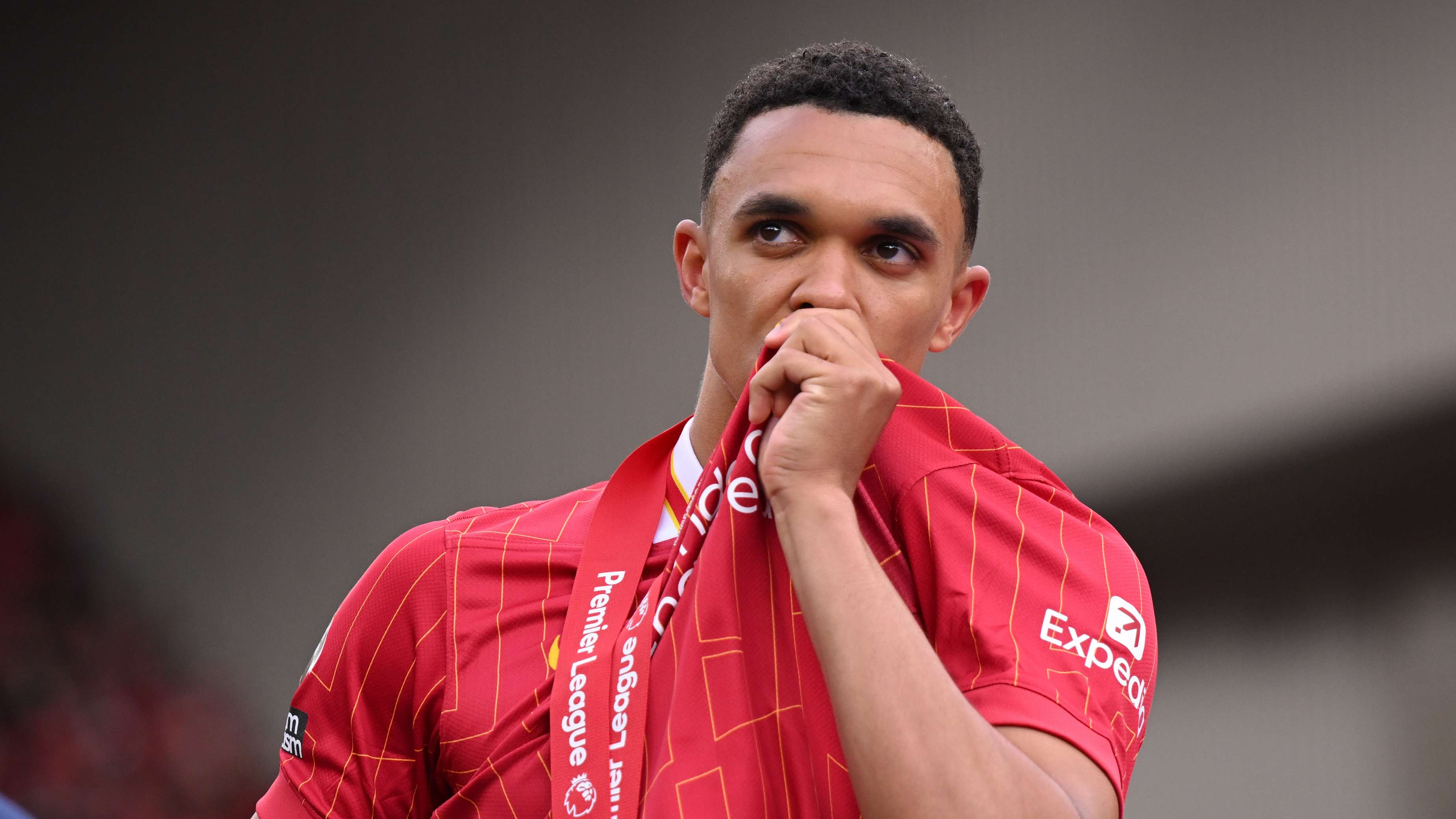 📽️ | Alexander-Arnold in tears after last Liverpool appearance  
