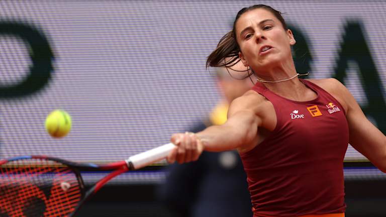 Dance the night away! Iga Swiatek loosens up for Roland Garros by attending Dua Lipa concert  