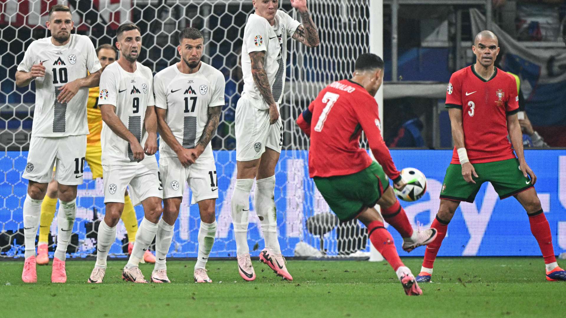 Ronaldo bizarrely criticised over 'knuckleball free-kicks' failure  