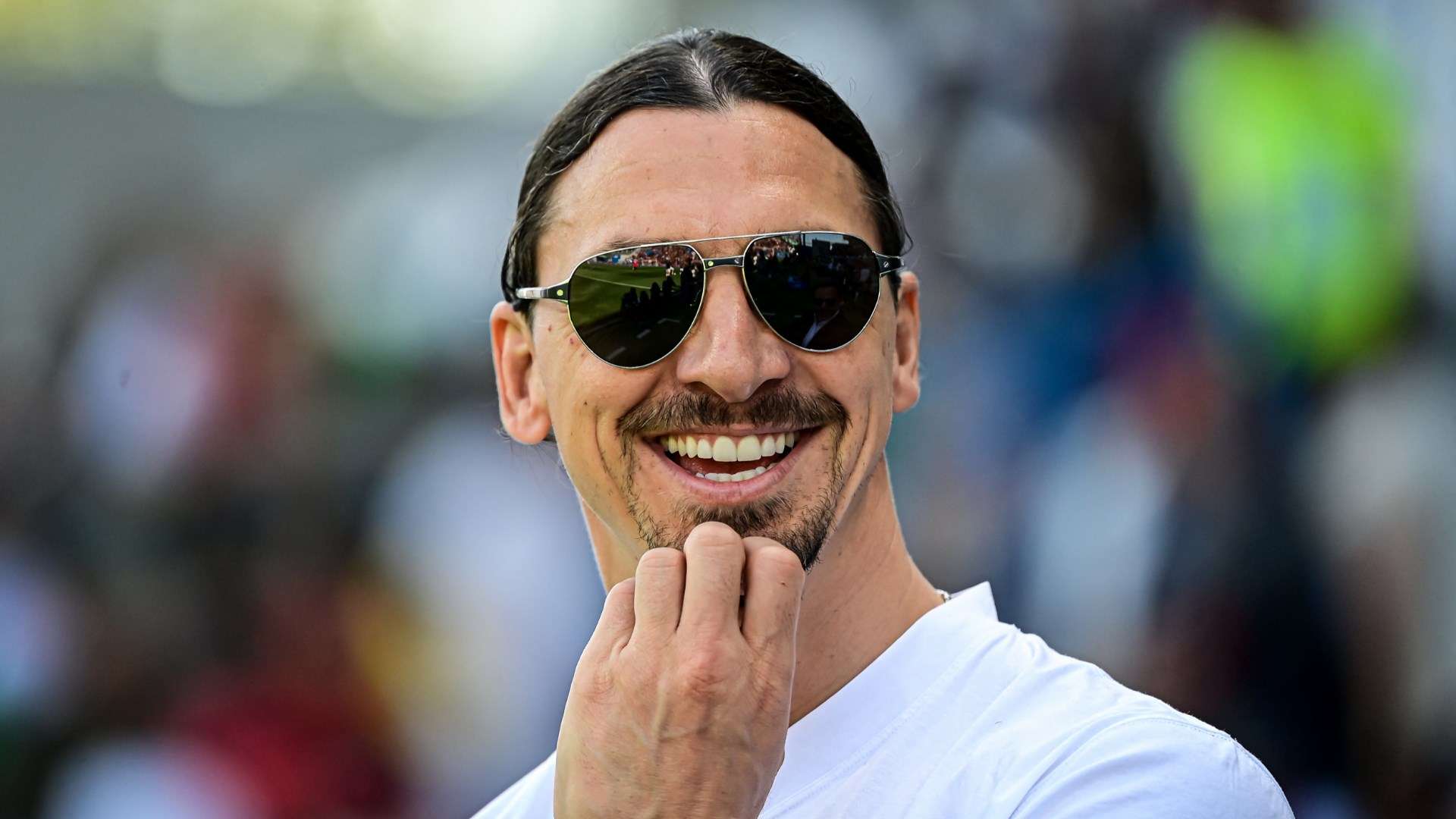 📽️ | Ibrahimovic pulls off outrageous swimming pool bicycle kick  