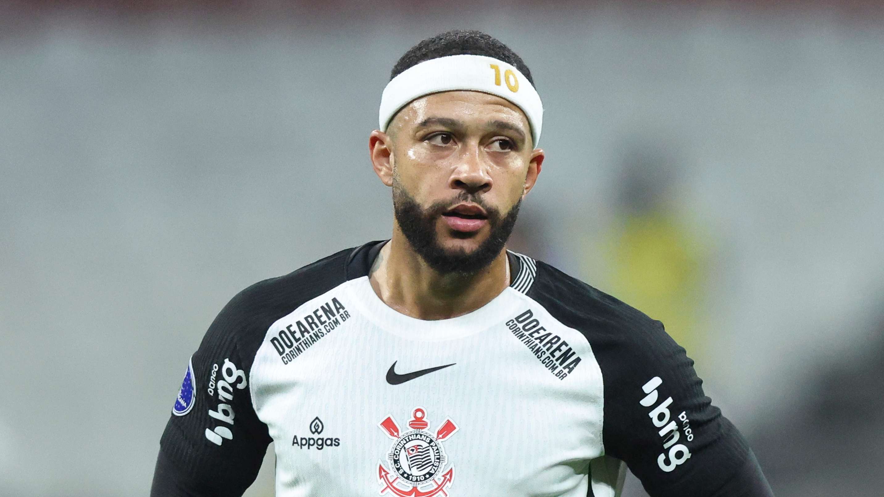 Depay transfer possible but renewal option remains, says Corinthians chief  