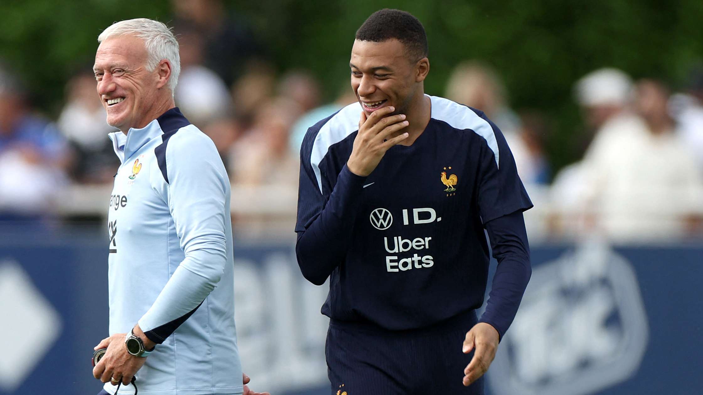 📽️ | Mbappe laughs as Thuram reacts to Dembele's round of applause  